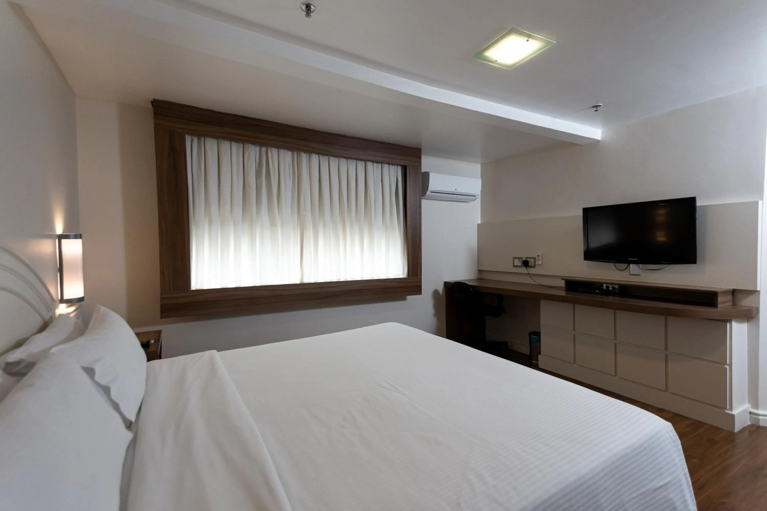 Bed in Master Porto Alegre Hotel - Av Carlos Gomes, Próximo ao Consulado Americano