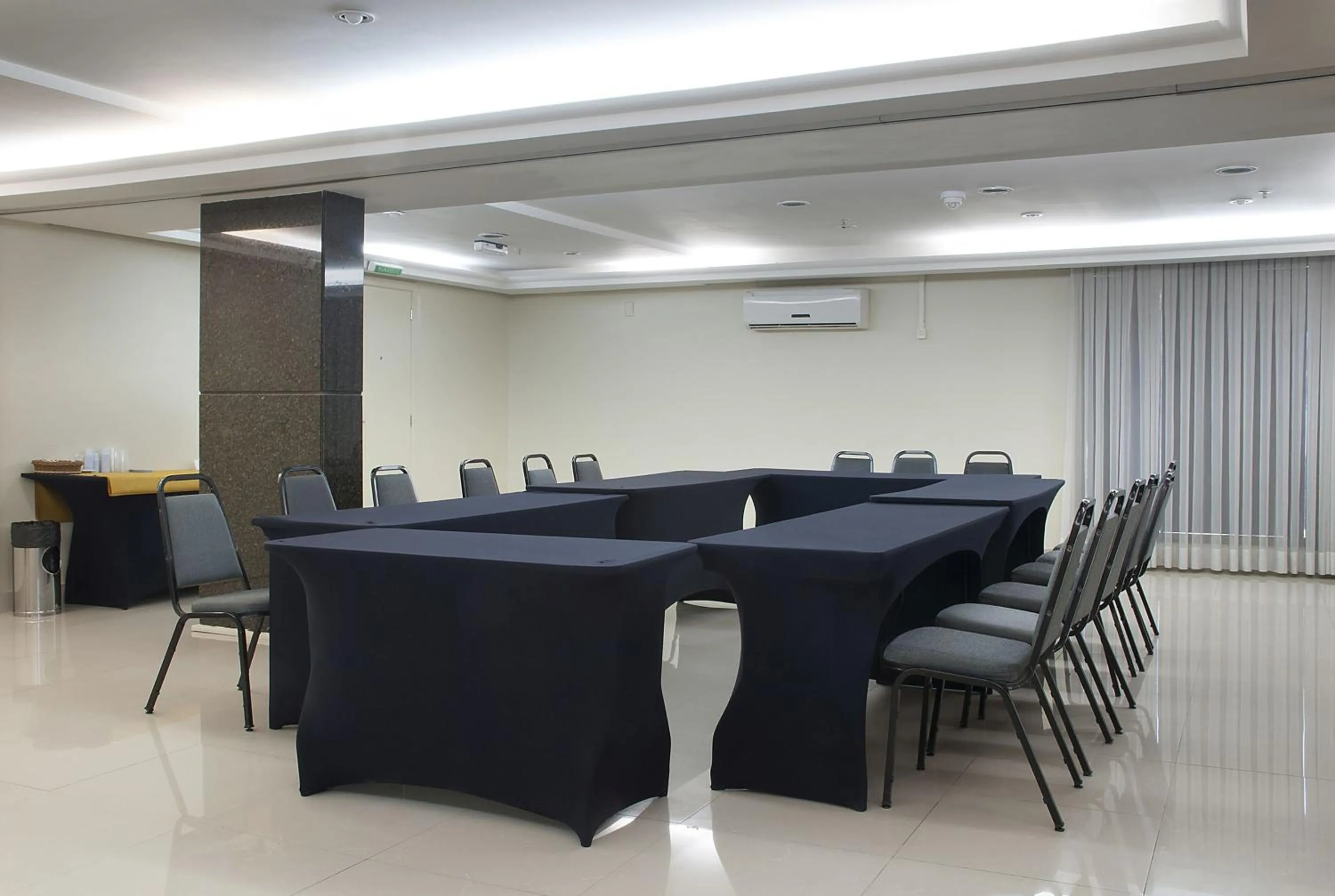 Meeting/conference room in Master Porto Alegre Hotel - Av Carlos Gomes, Próximo ao Consulado Americano