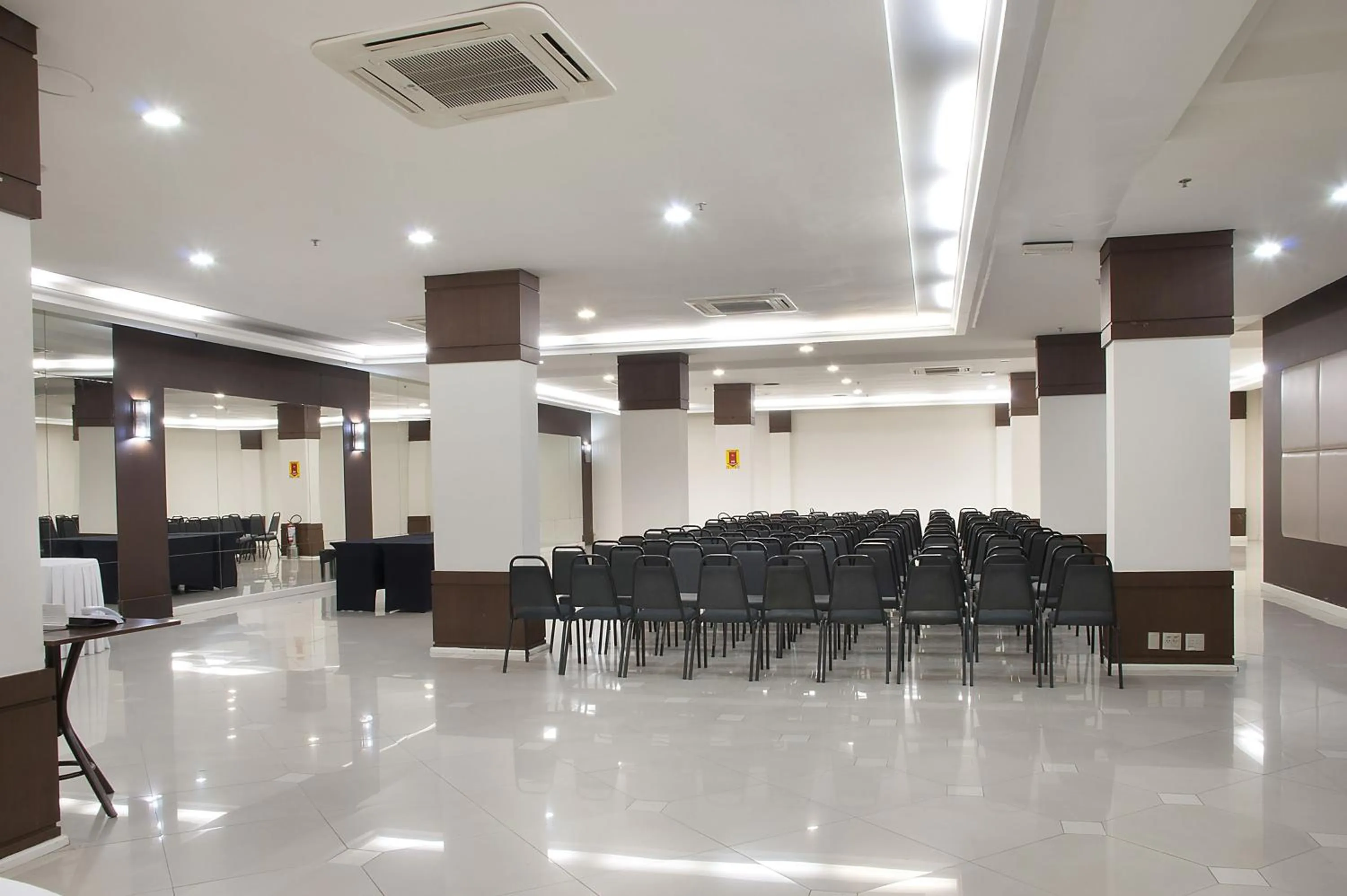 Meeting/conference room in Master Porto Alegre Hotel - Av Carlos Gomes, Próximo ao Consulado Americano