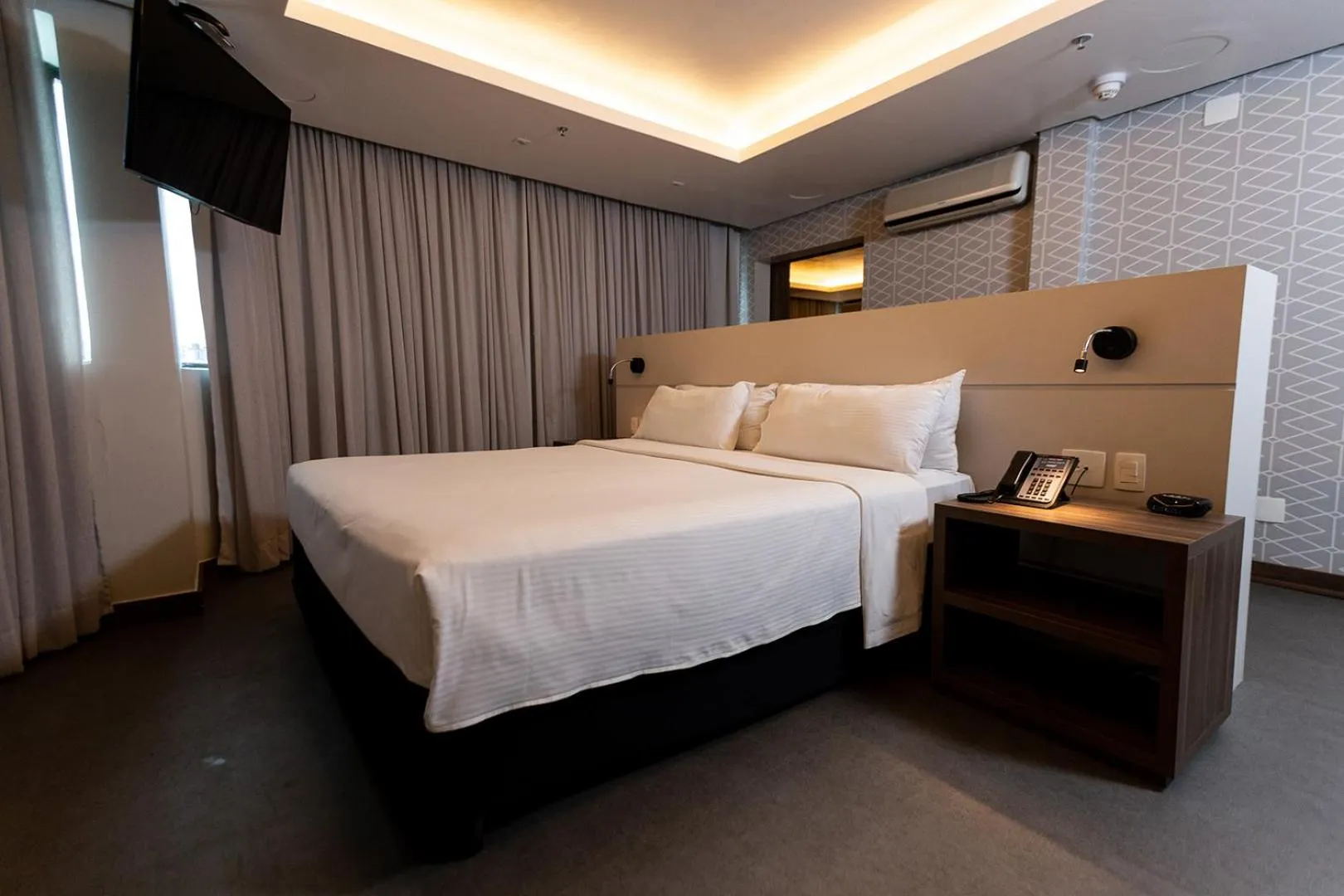 Bed in Master Porto Alegre Hotel - Av Carlos Gomes, Próximo ao Consulado Americano