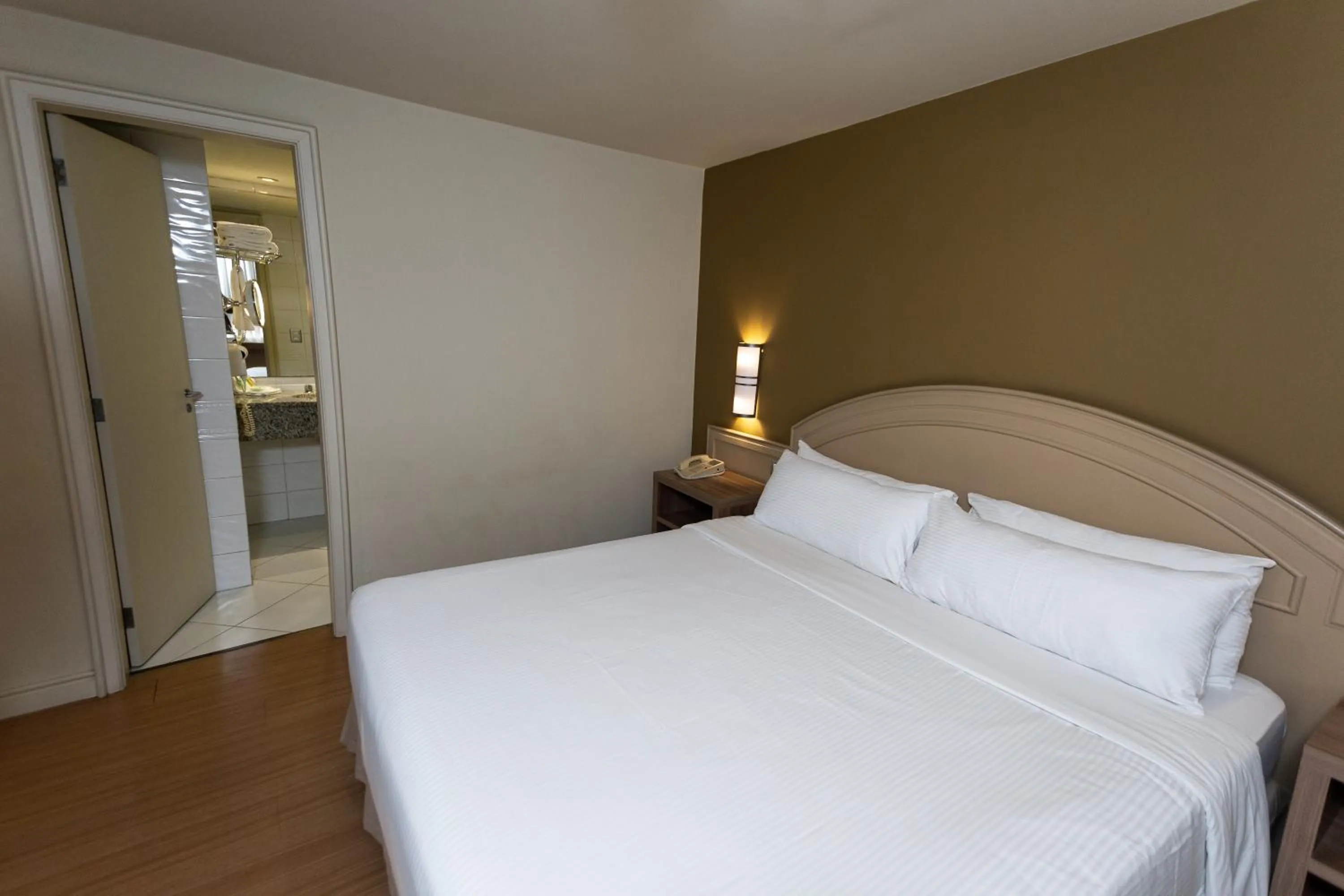 Bedroom, Bed in Master Porto Alegre Hotel - Av Carlos Gomes, Próximo ao Consulado Americano