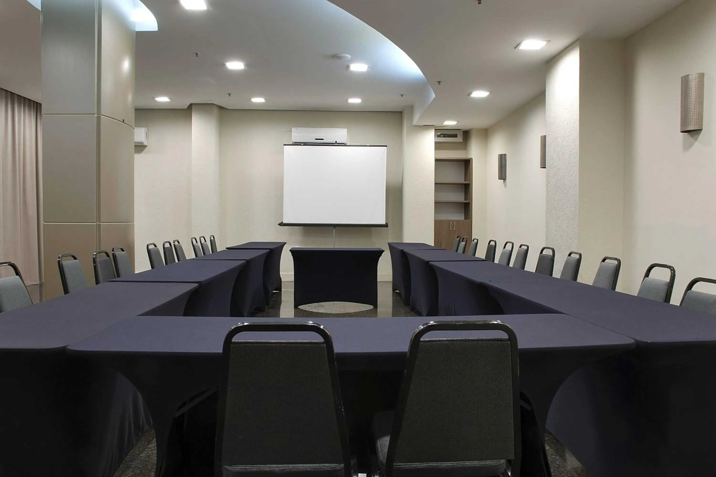 Meeting/conference room in Master Porto Alegre Hotel - Av Carlos Gomes, Próximo ao Consulado Americano