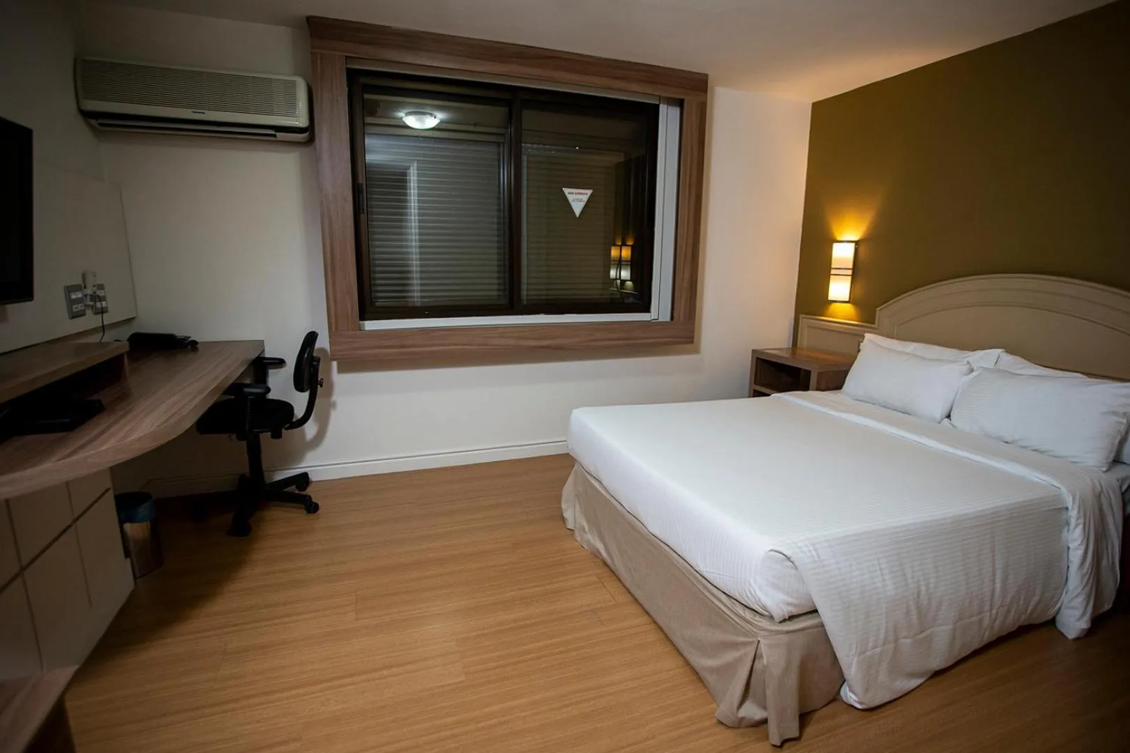 Bed in Master Porto Alegre Hotel - Av Carlos Gomes, Próximo ao Consulado Americano