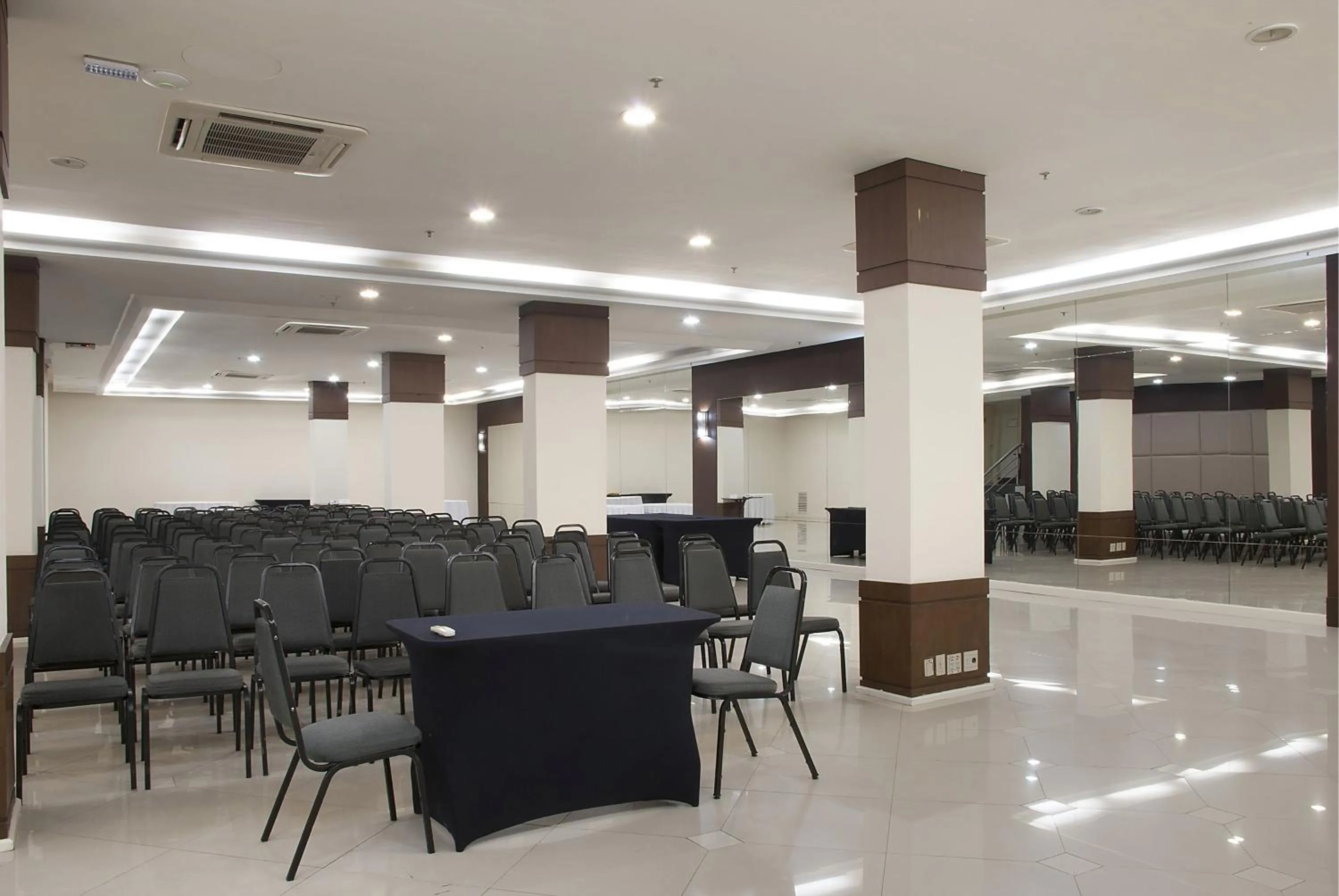 Business facilities in Master Porto Alegre Hotel - Av Carlos Gomes, Próximo ao Consulado Americano