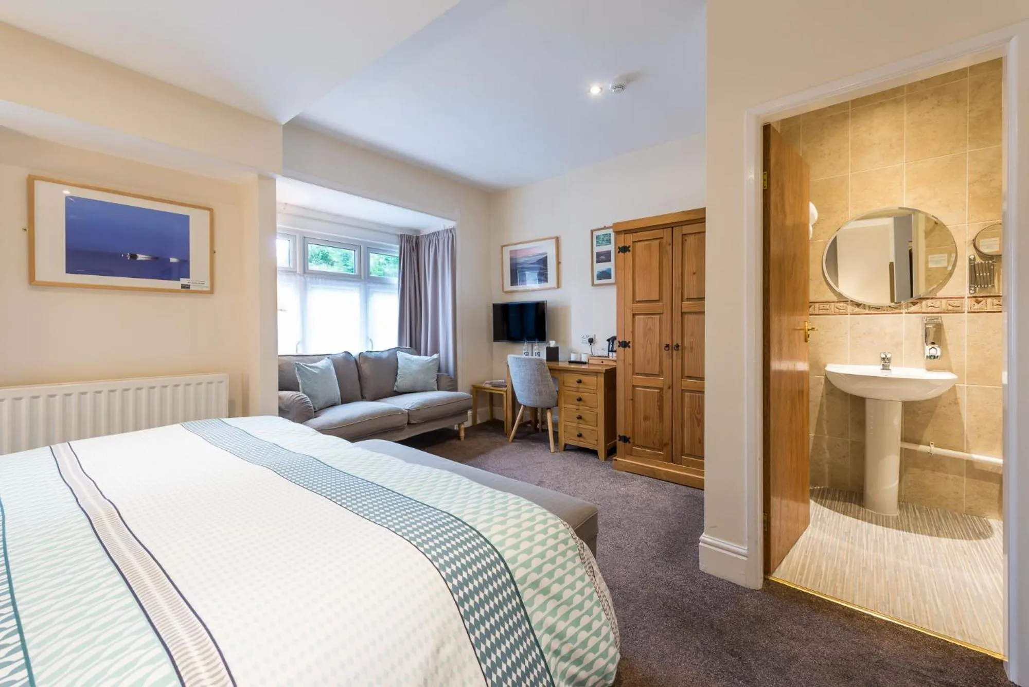 Photo of the whole room, Bed in Tudor Lodge