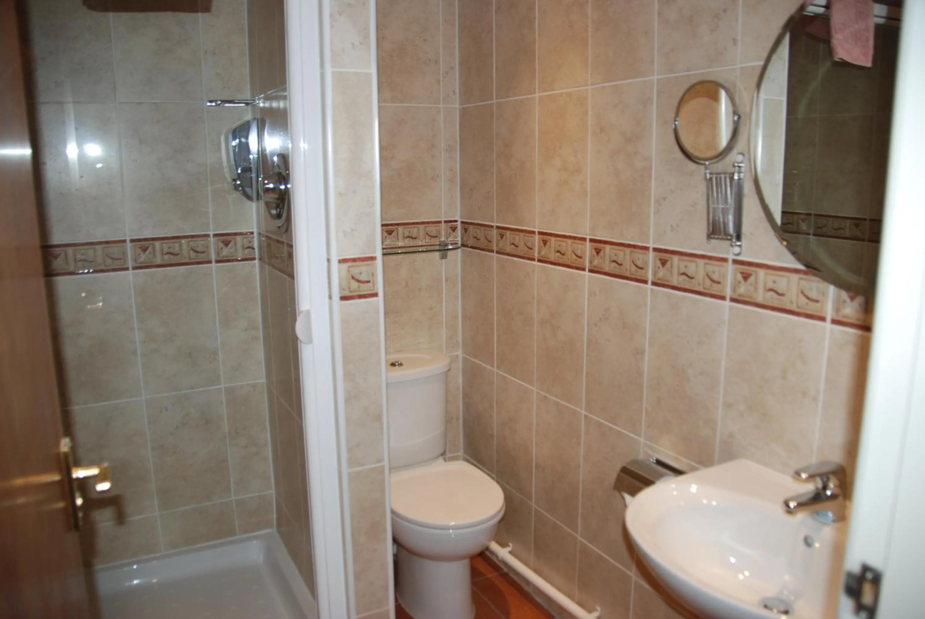 Bathroom in Tudor Lodge