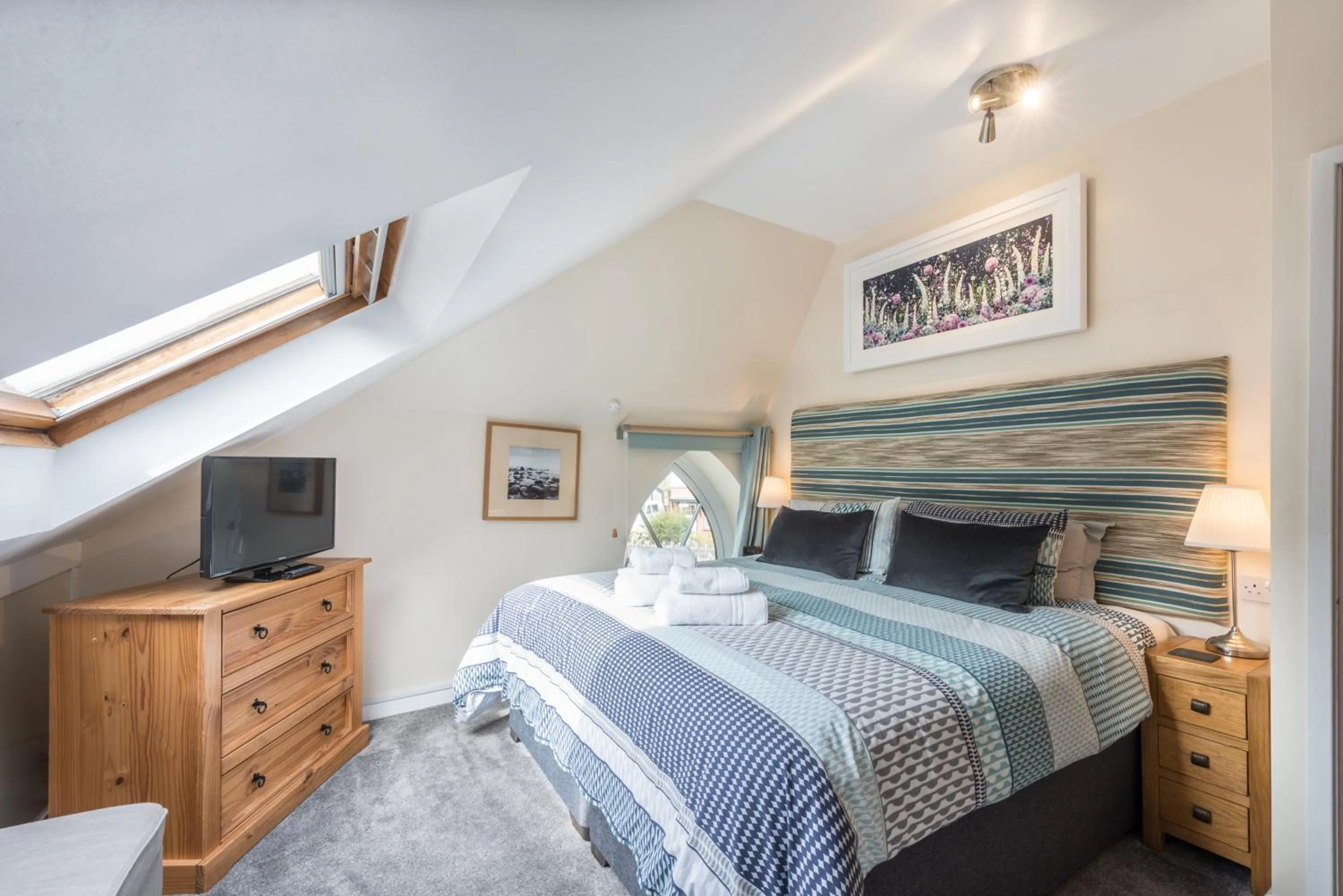 Bedroom, Bed in Tudor Lodge
