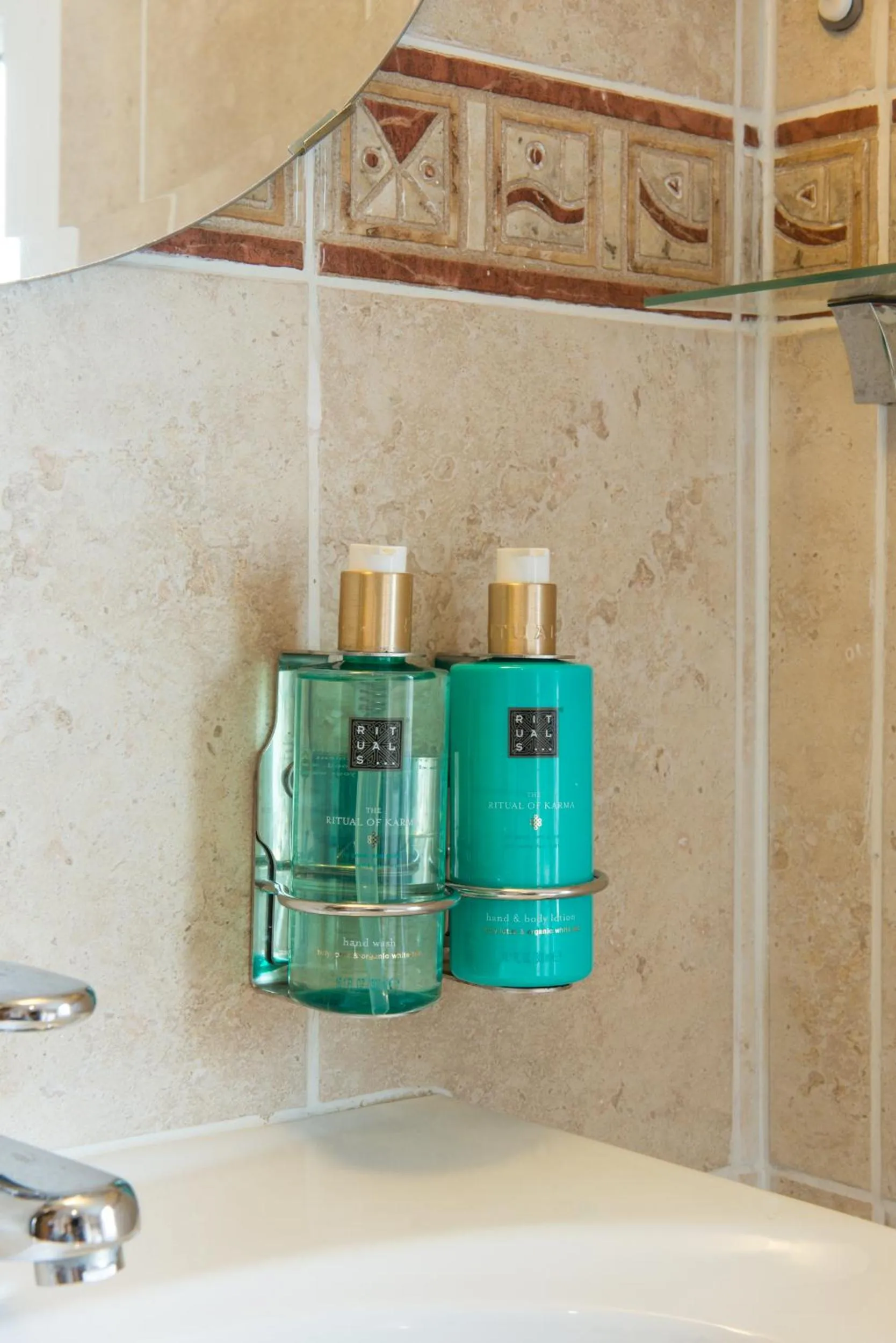 Bathroom in Tudor Lodge