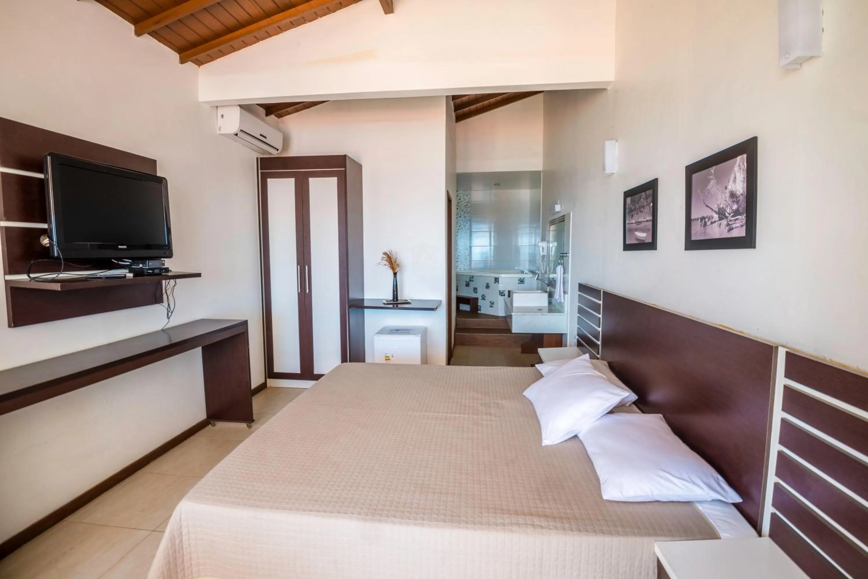 Hot Tub, Bed in Pousada Ilha da Saudade