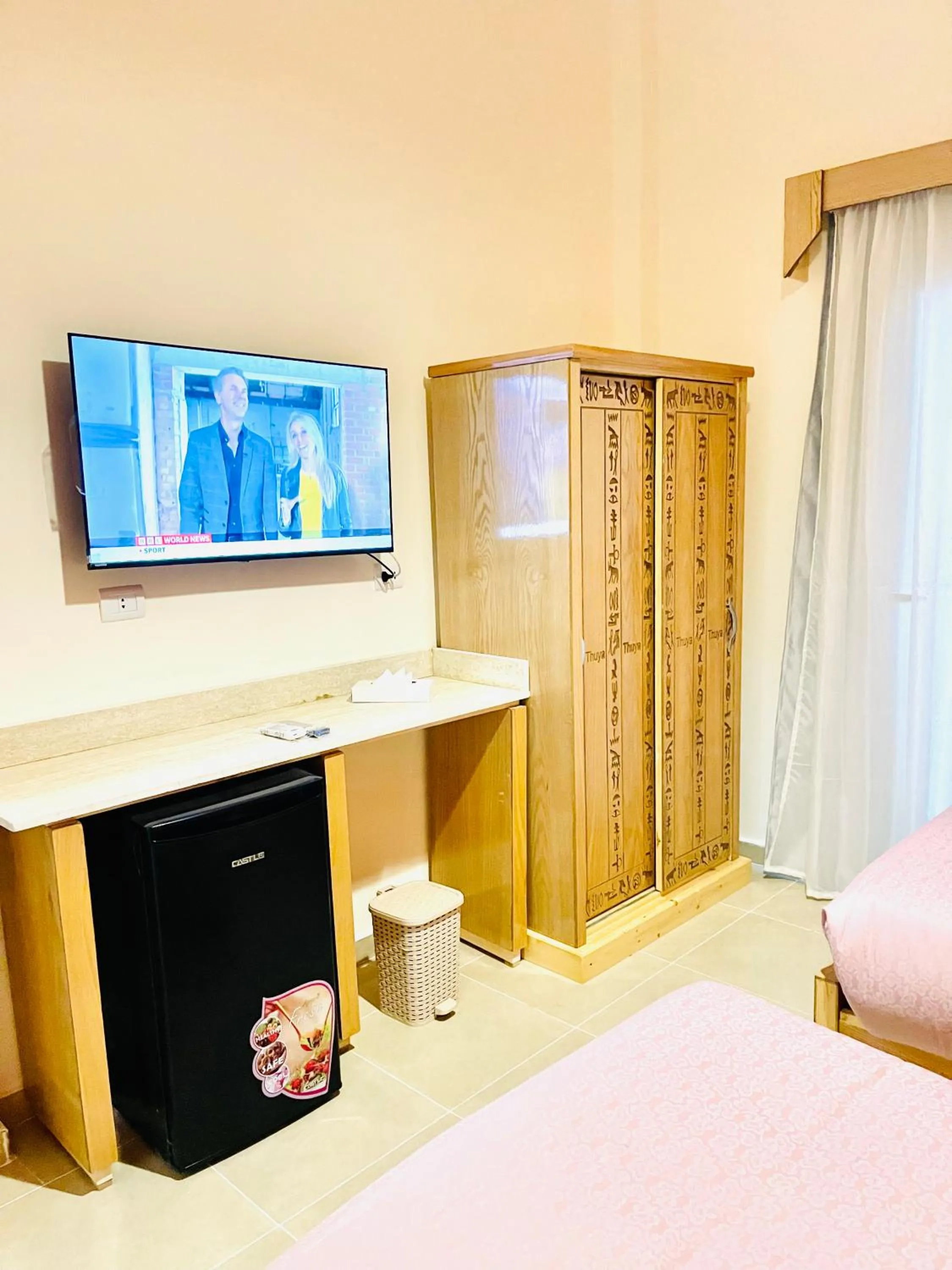 Communal lounge/ TV room, Bed in Jewel Howard Carter Hotel