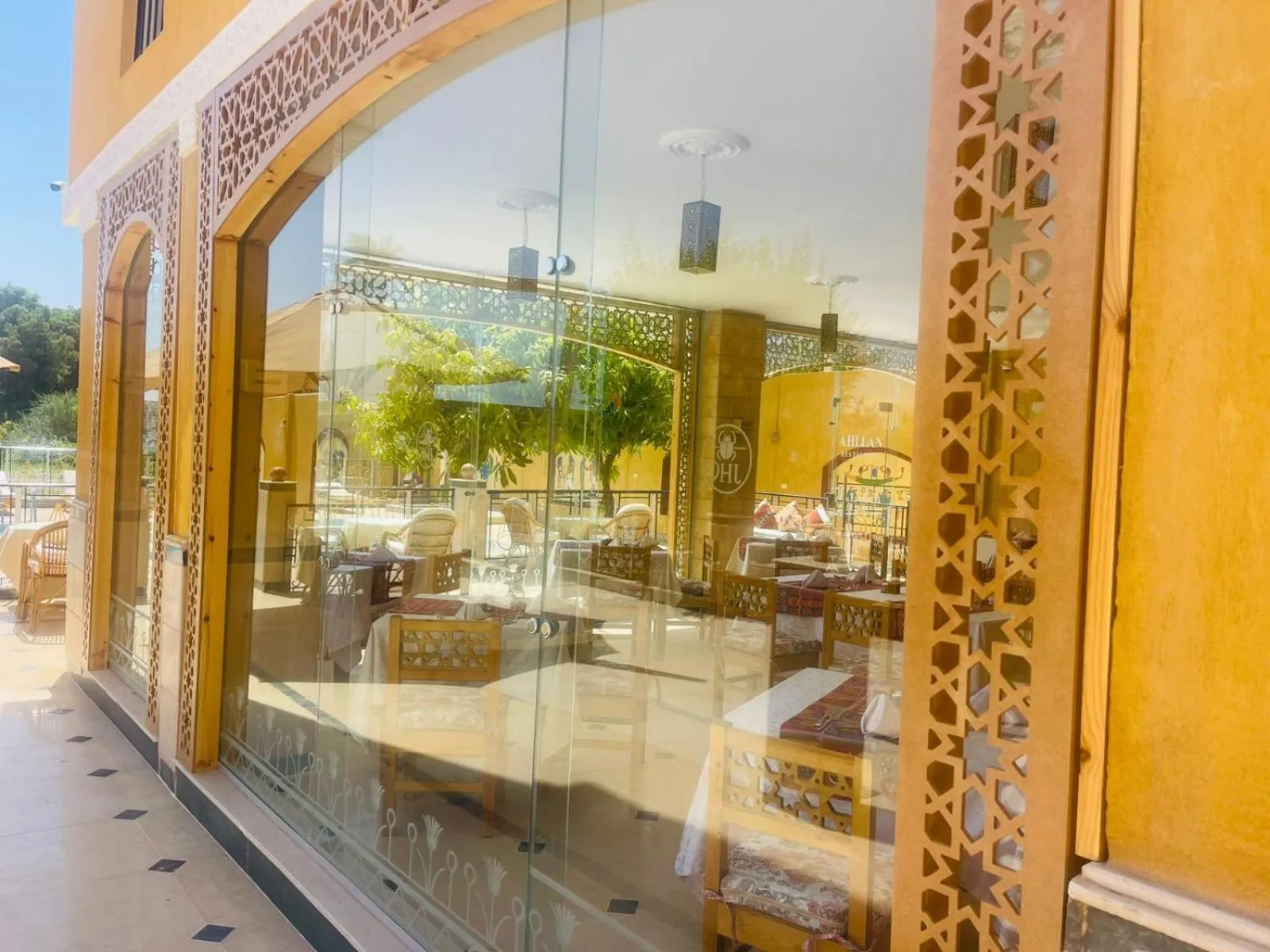 Restaurant/places to eat in Jewel Howard Carter Hotel