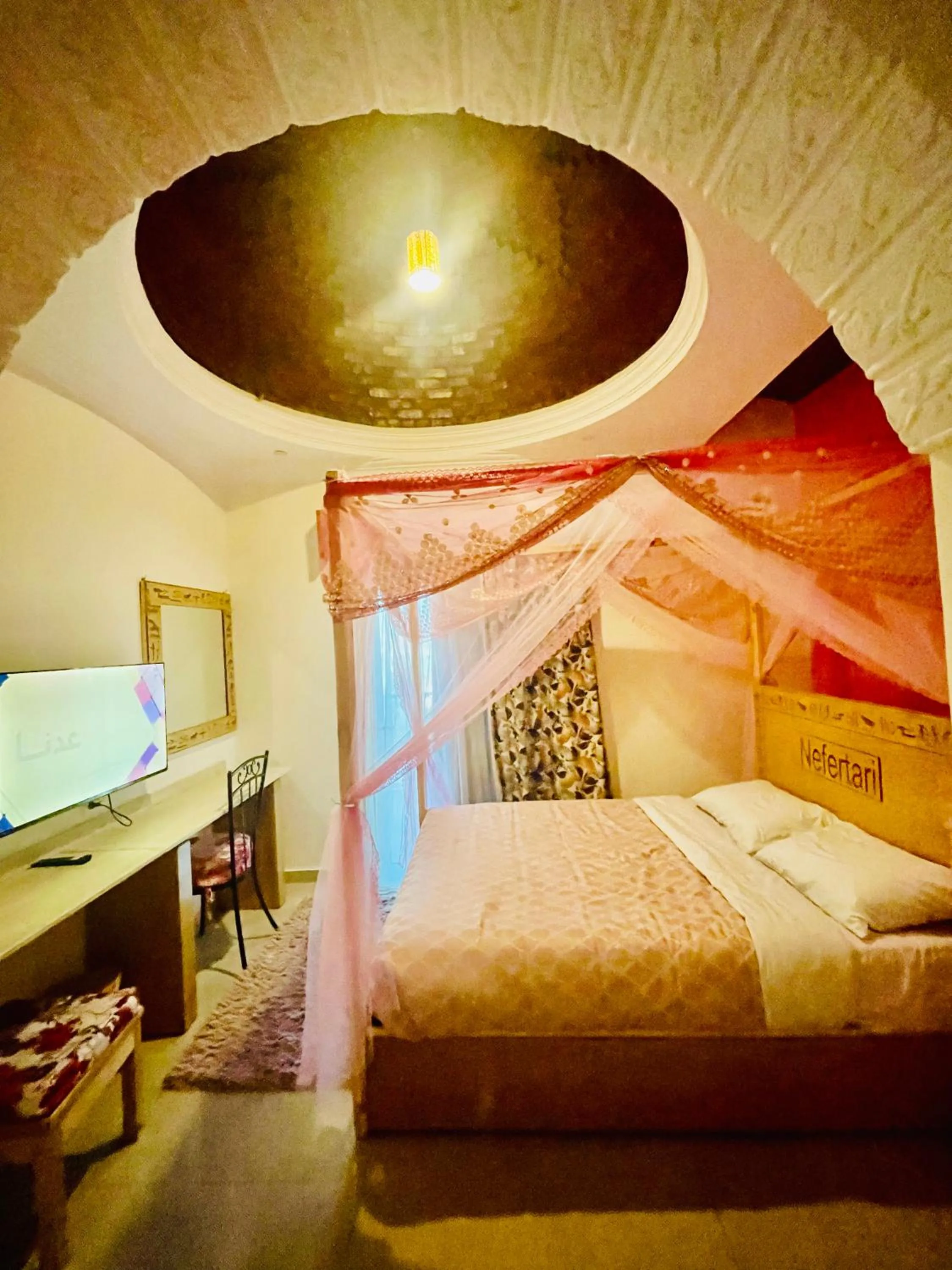 Communal lounge/ TV room, Bed in Jewel Howard Carter Hotel