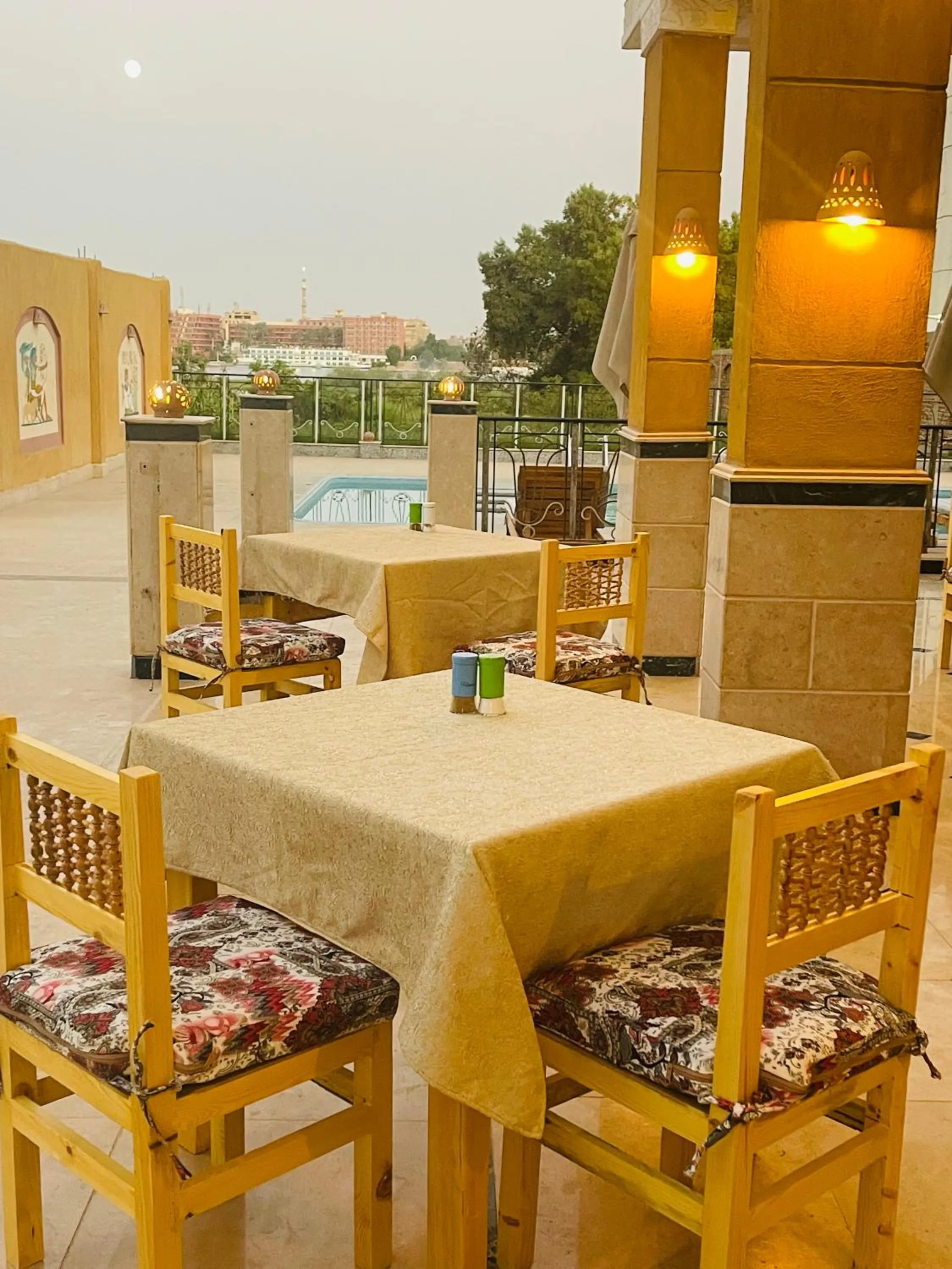 Dining area in Jewel Howard Carter Hotel