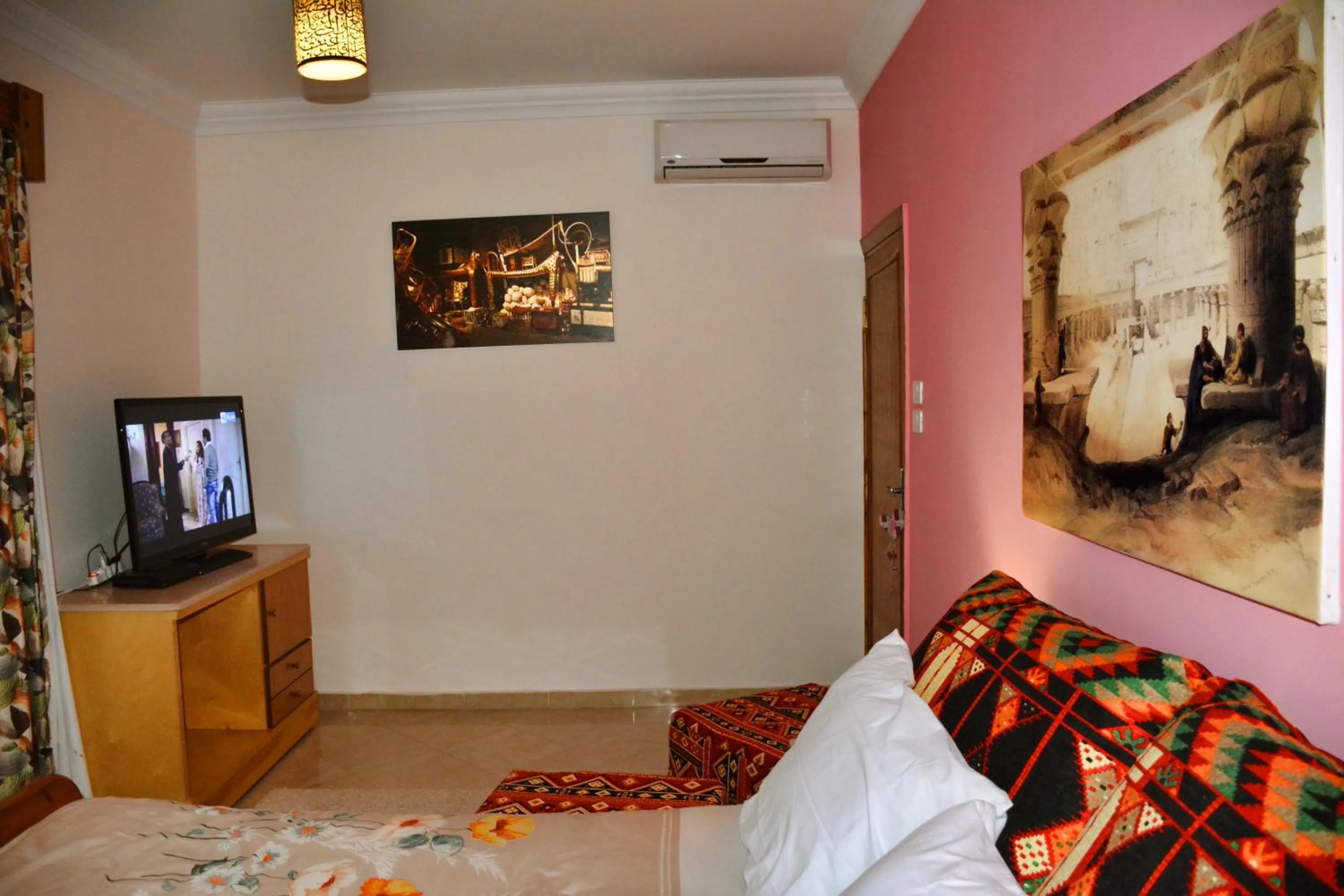 Bedroom, Bed in Jewel Howard Carter Hotel