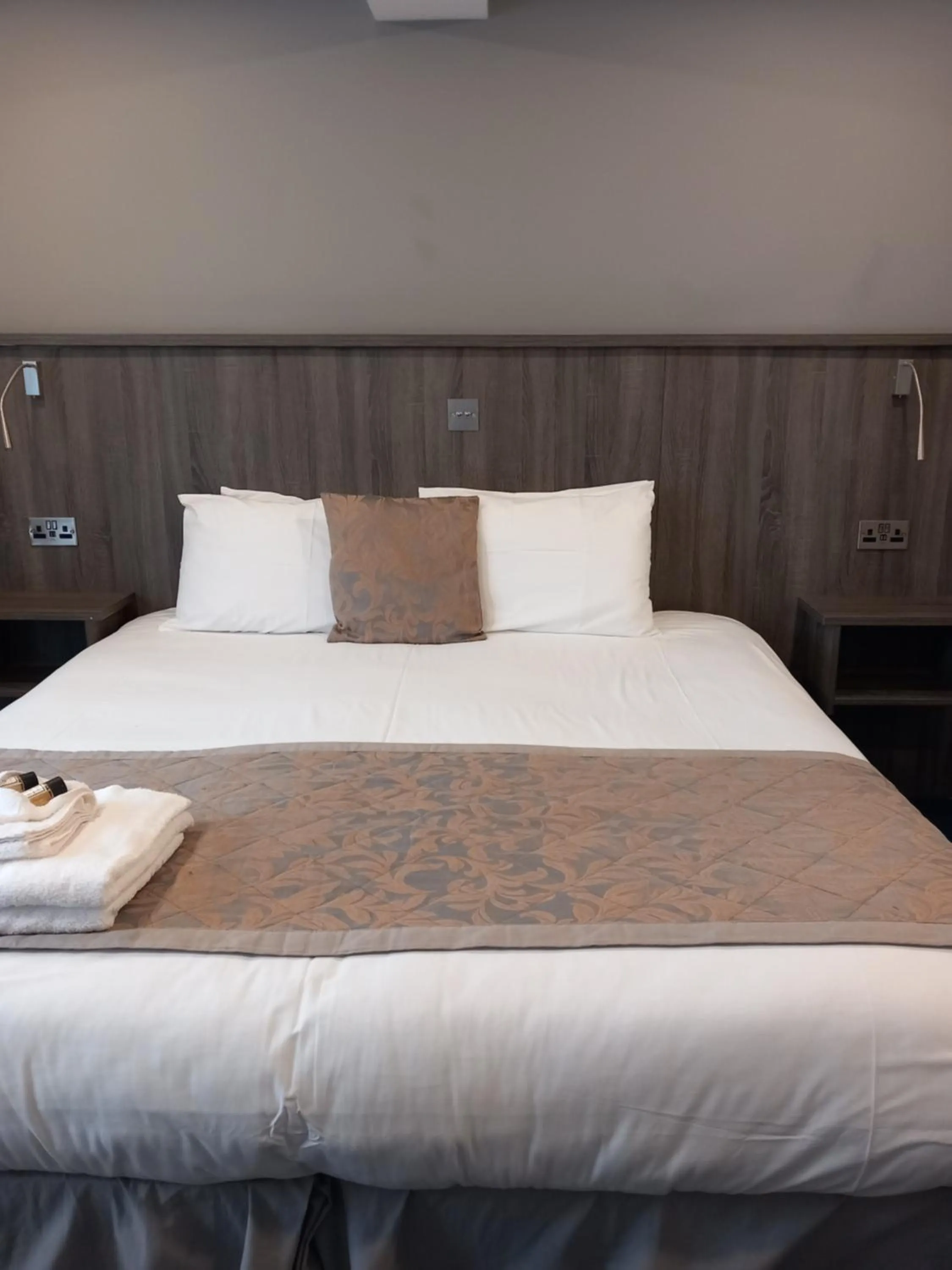 Bedroom, Bed in Sandown Park Lodge