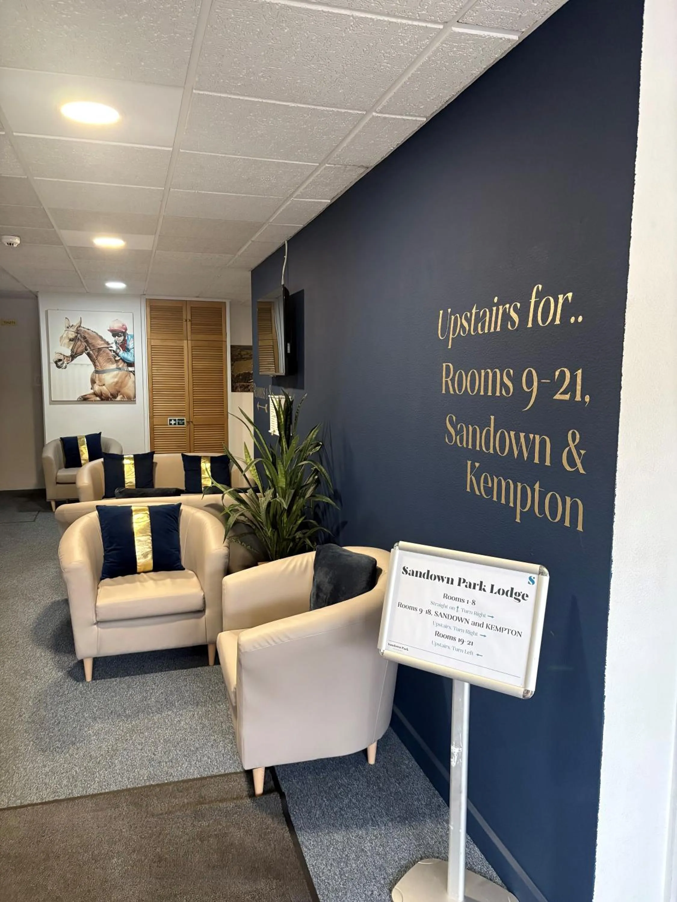 Facade/entrance in Sandown Park Lodge