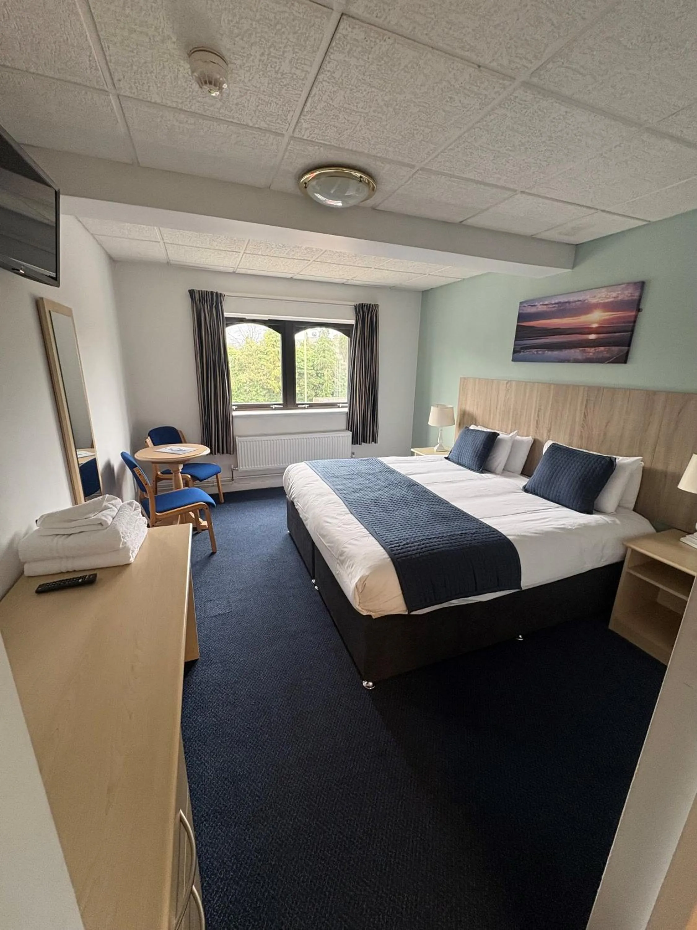 Photo of the whole room, Bed in Sandown Park Lodge