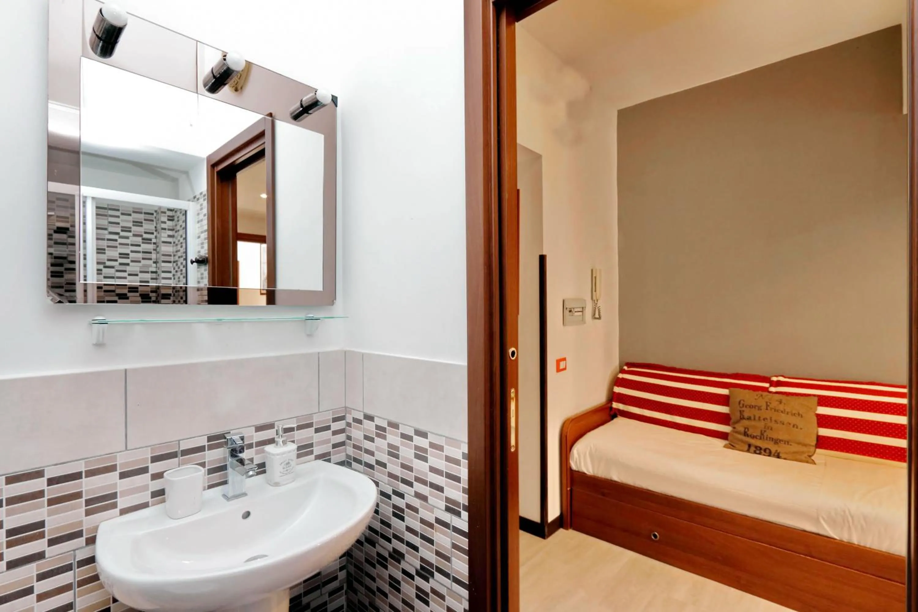 Bathroom, Bed in 4BNB - Cavour Square Apartment