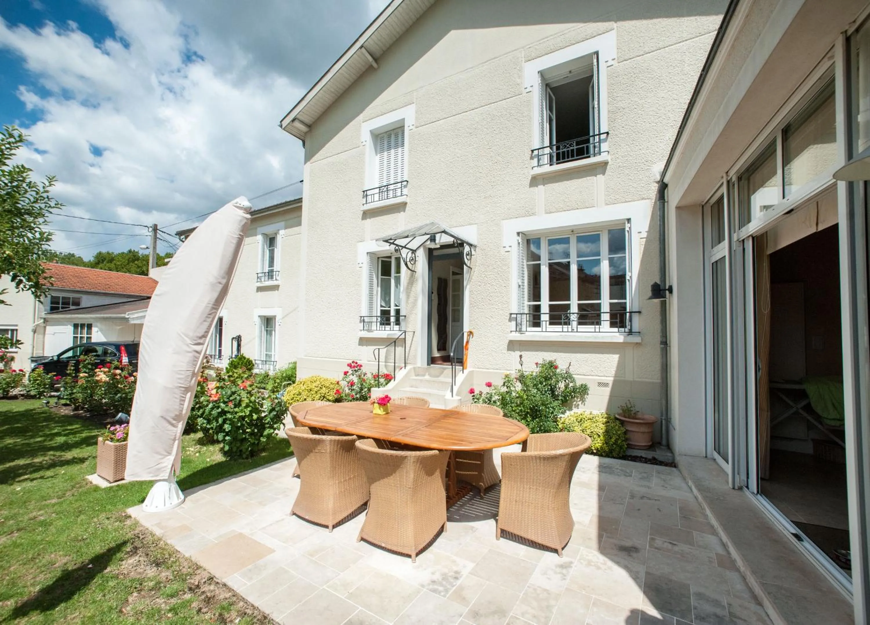 Area and facilities in Chez Camille