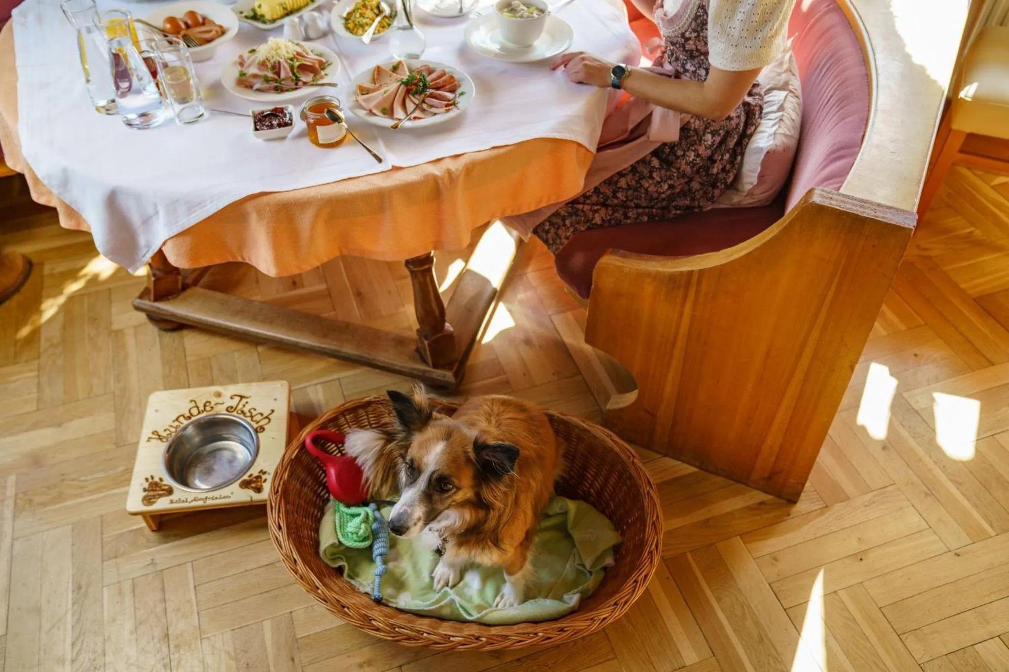 Restaurant/places to eat in Almfrieden Hotel & Romantikchalet