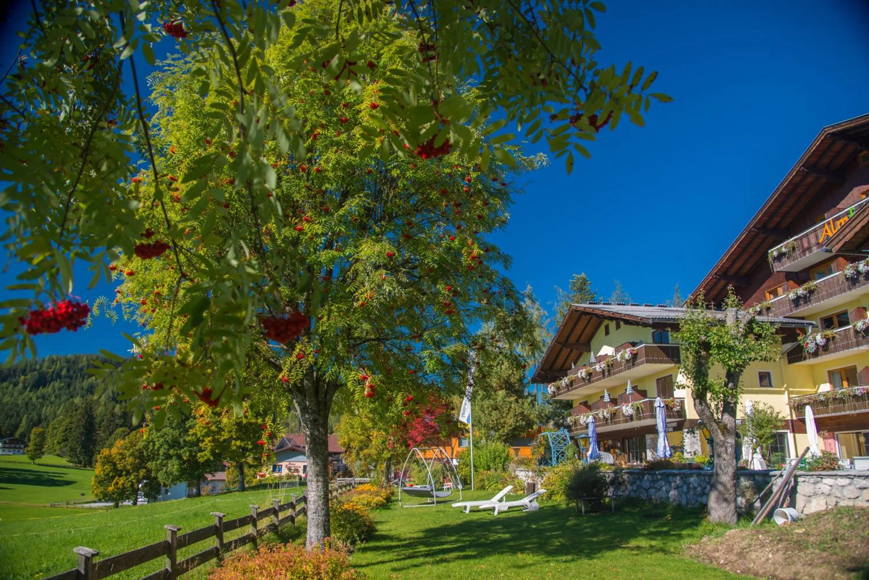 Garden in Almfrieden Hotel & Romantikchalet