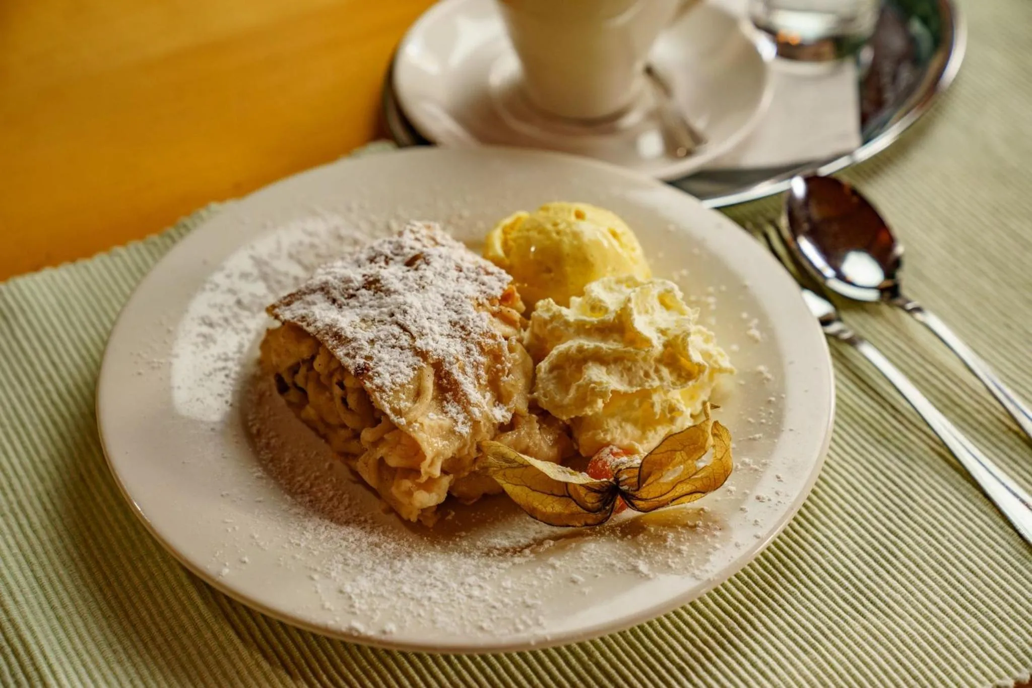 Restaurant/places to eat in Almfrieden Hotel & Romantikchalet