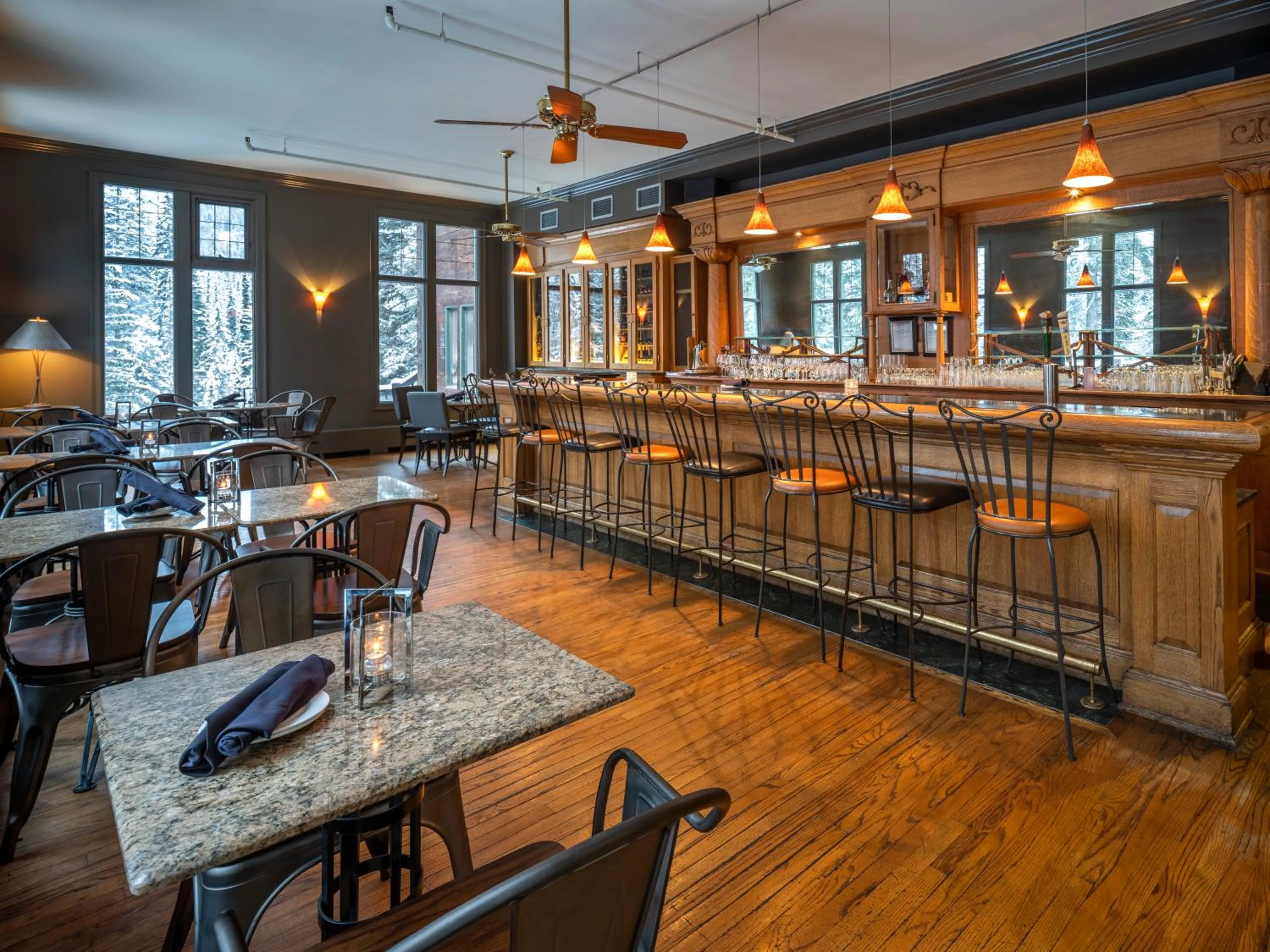 Lounge or bar in Emerald Lake Lodge