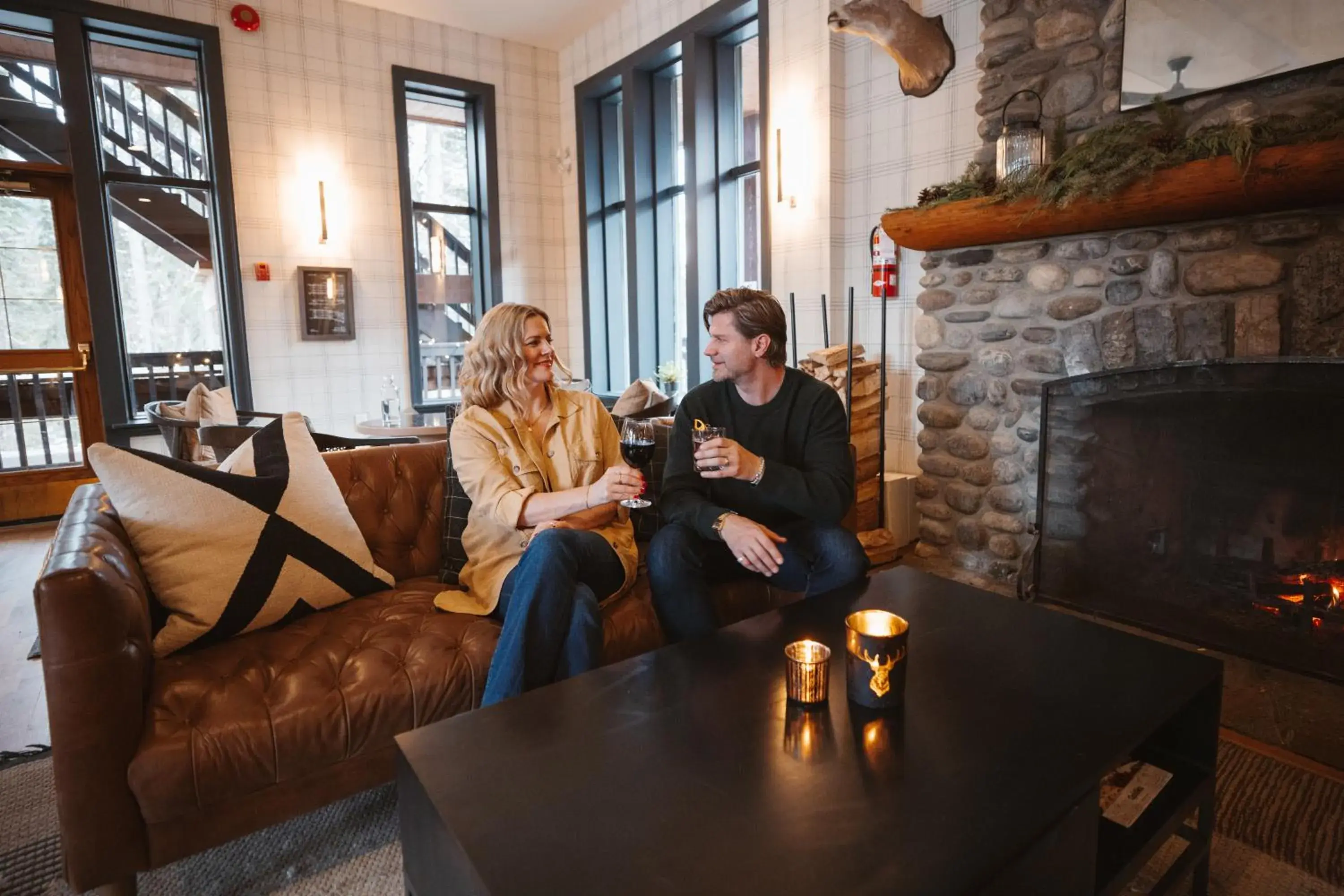 Lounge or bar in Emerald Lake Lodge Lounge or bar in Emerald Lake Lodge