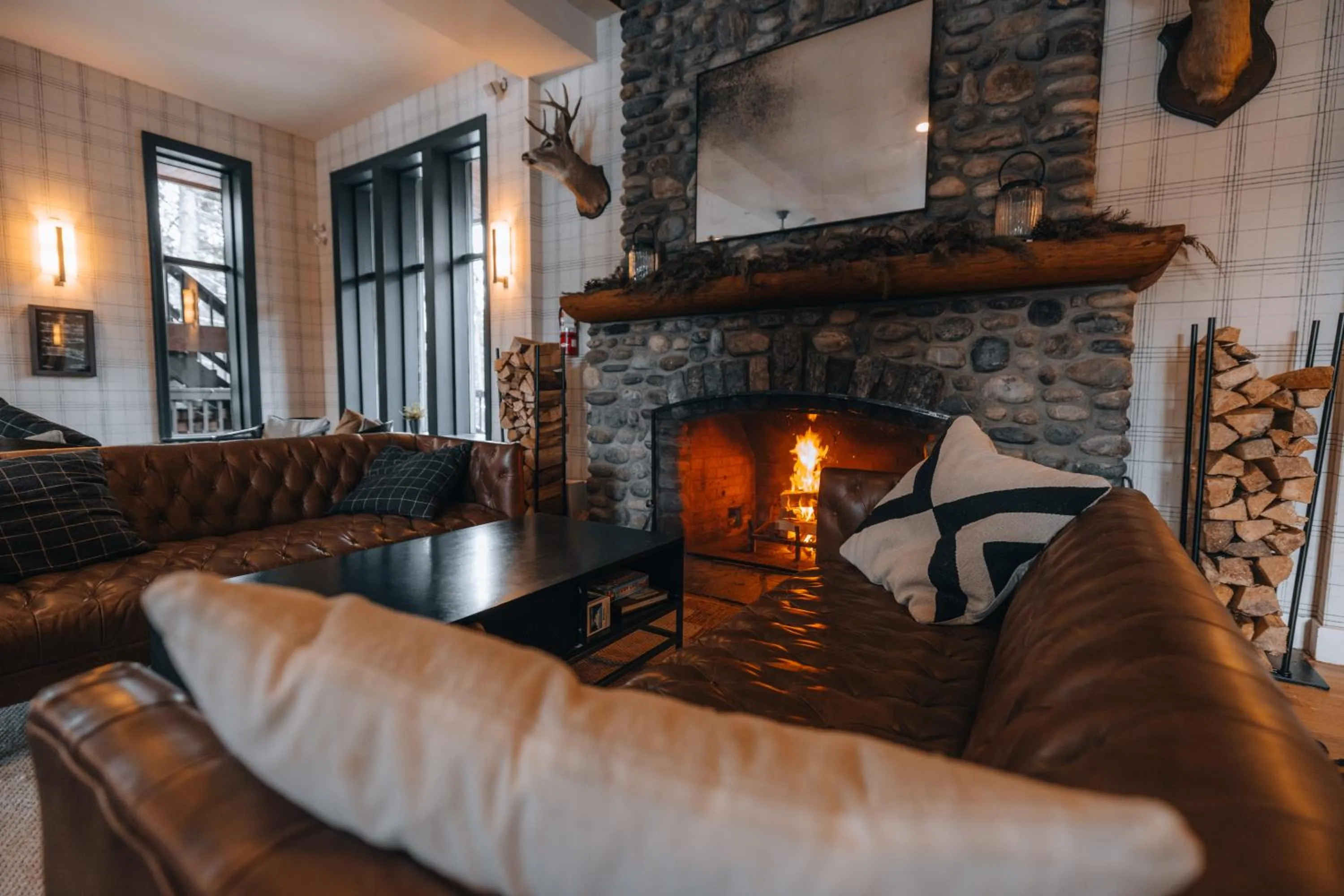 Lounge or bar in Emerald Lake Lodge