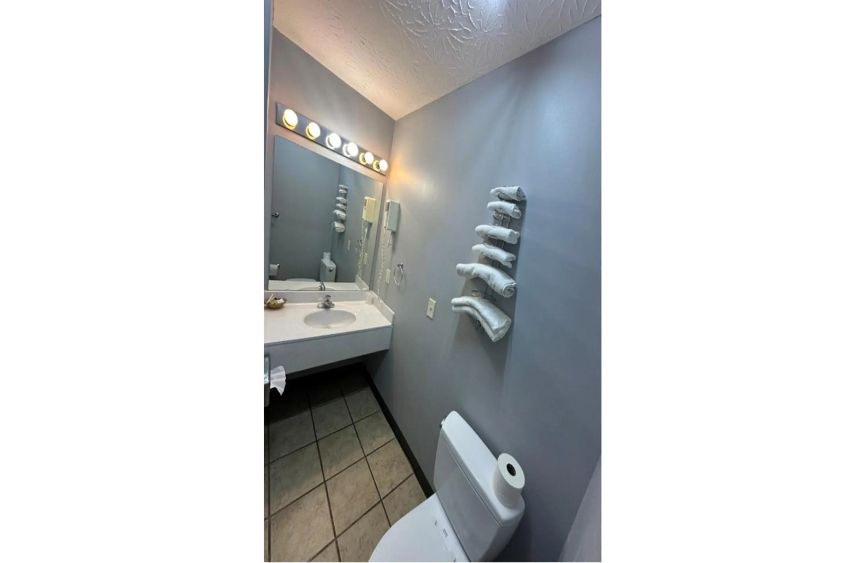 Bathroom in Fairway Inn Florence Indiana