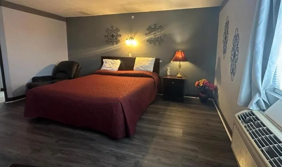 Bed in Fairway Inn Florence Indiana