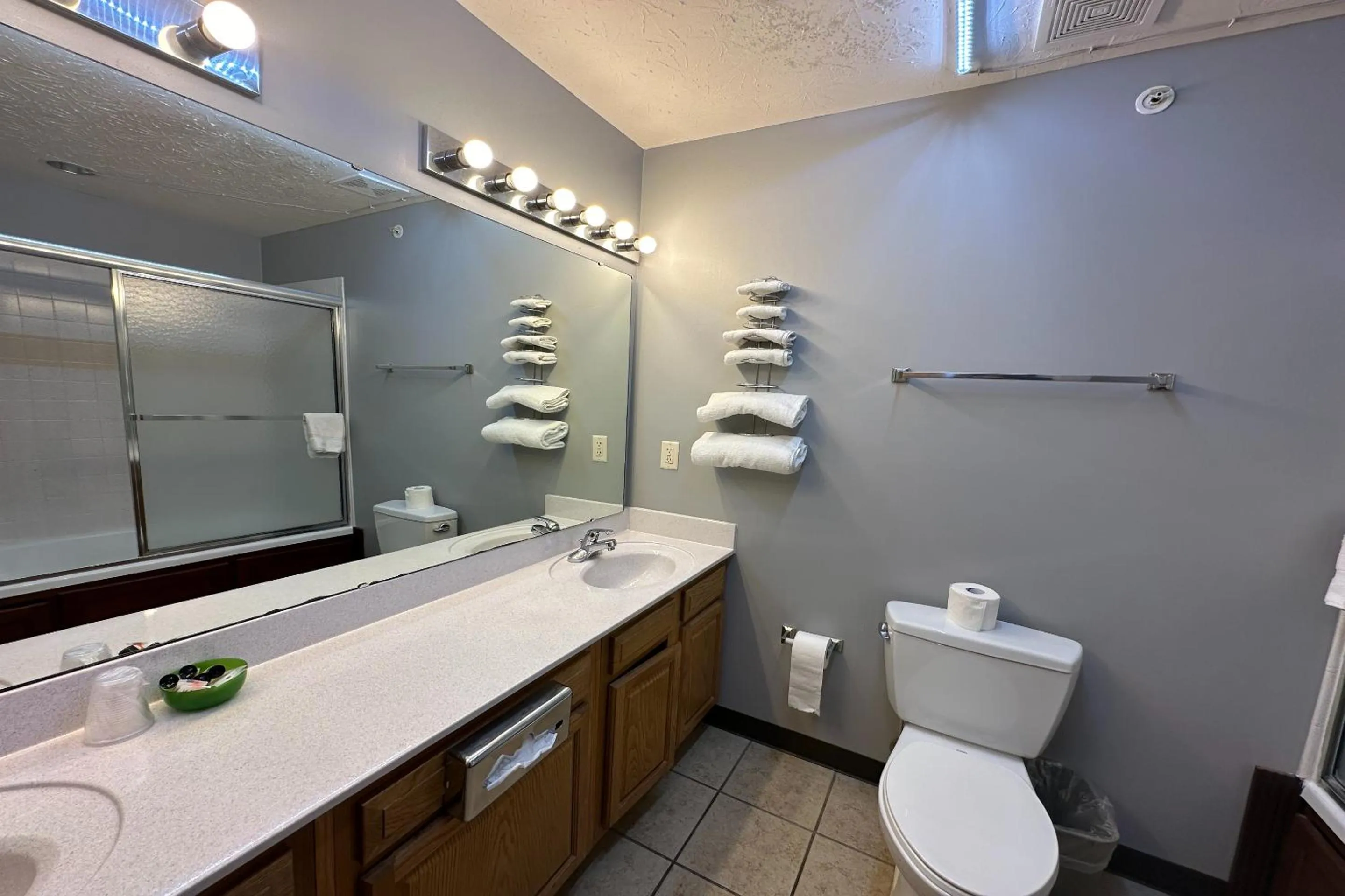 Bathroom in Fairway Inn Florence Indiana