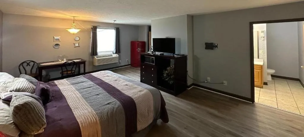 Bed in Fairway Inn Florence Indiana