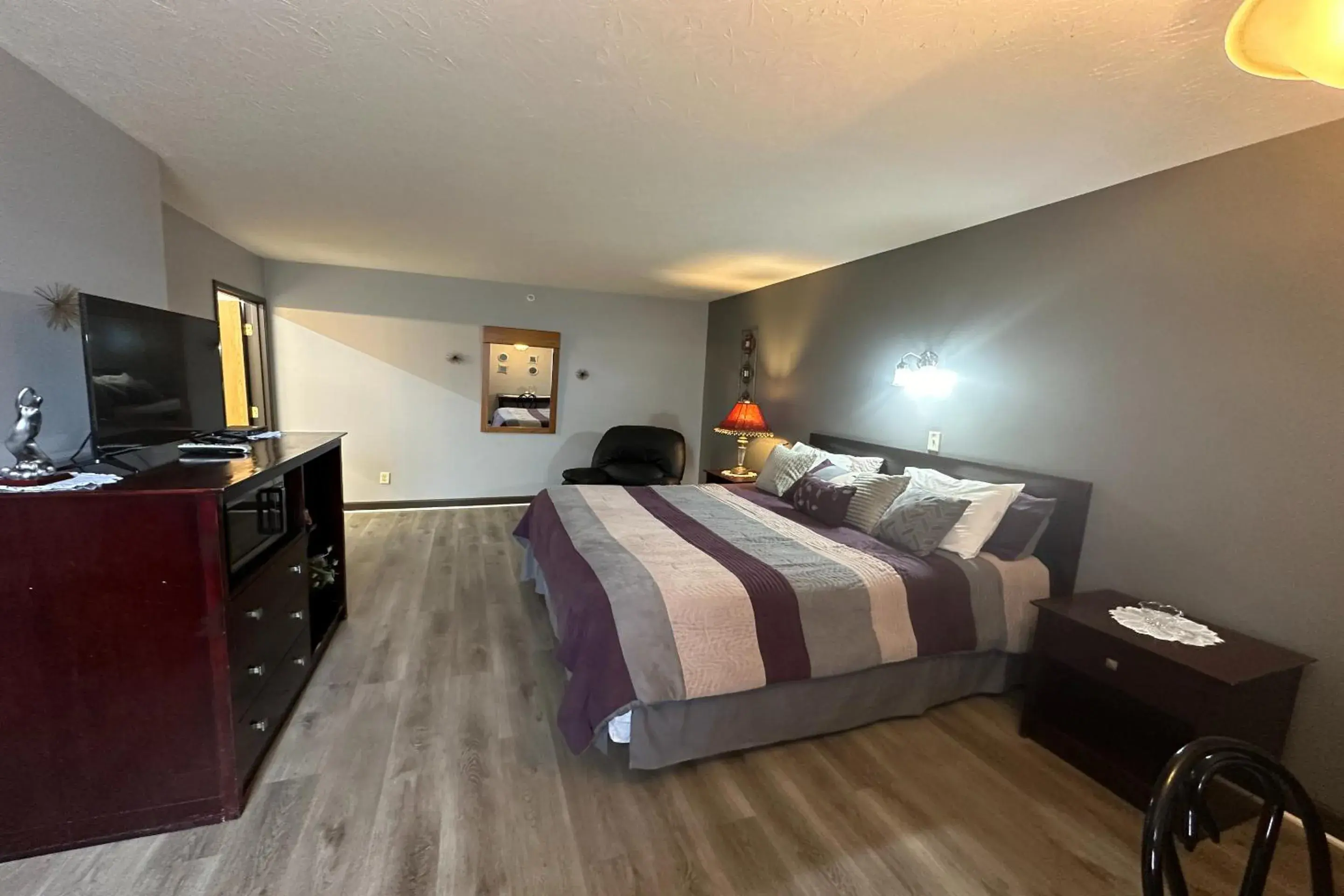 Suite - King Bed in Fairway Inn Florence Indiana Suite - King Bed in Fairway Inn Florence Indiana