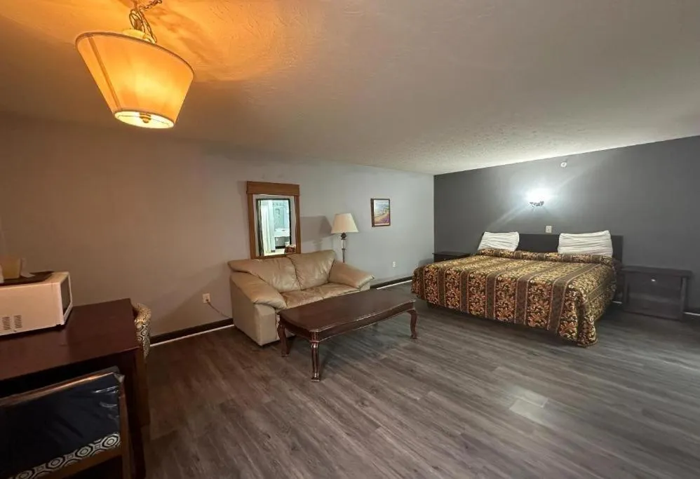 Bed in Fairway Inn Florence Indiana