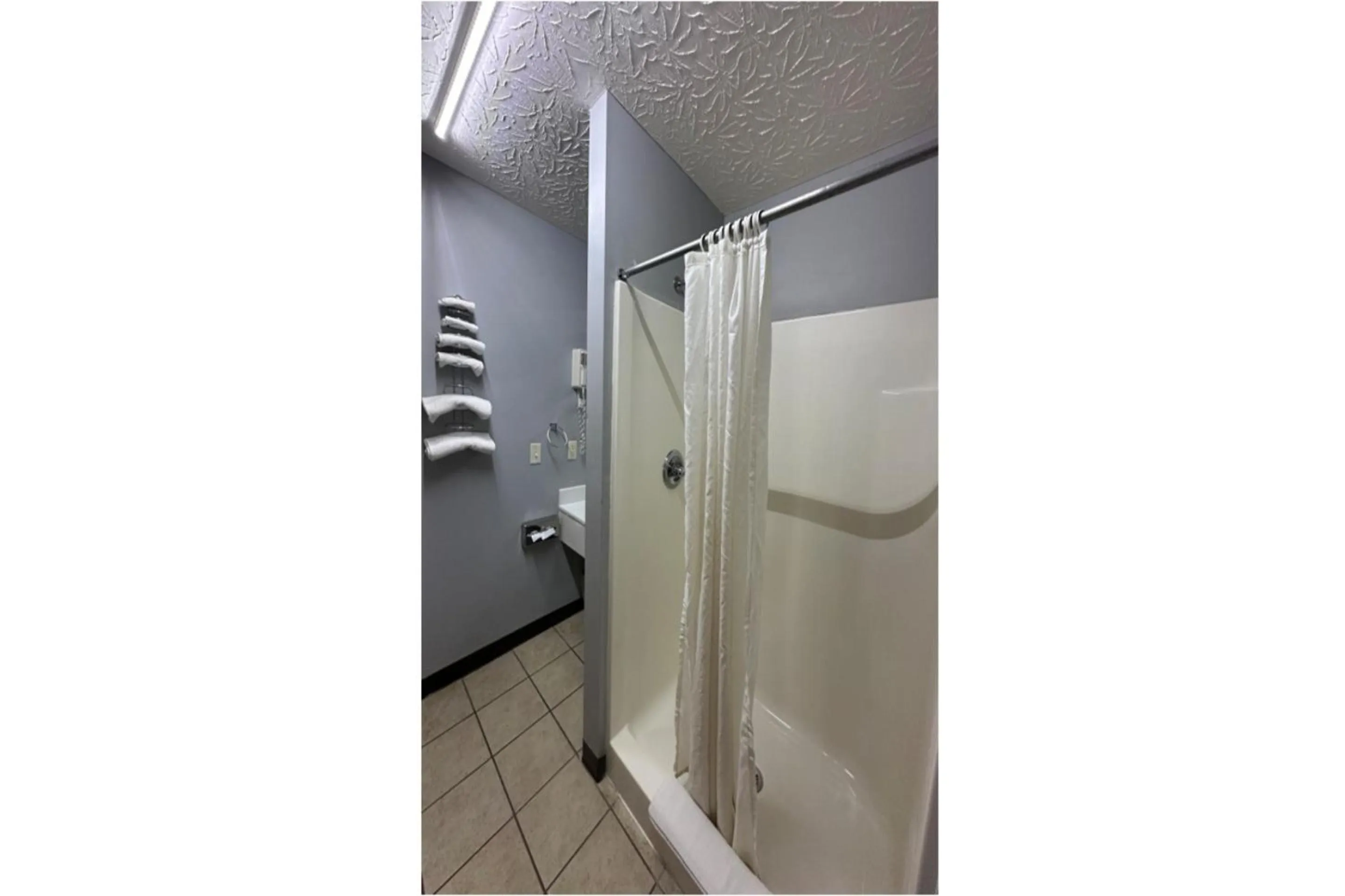 Bathroom in Fairway Inn Florence Indiana