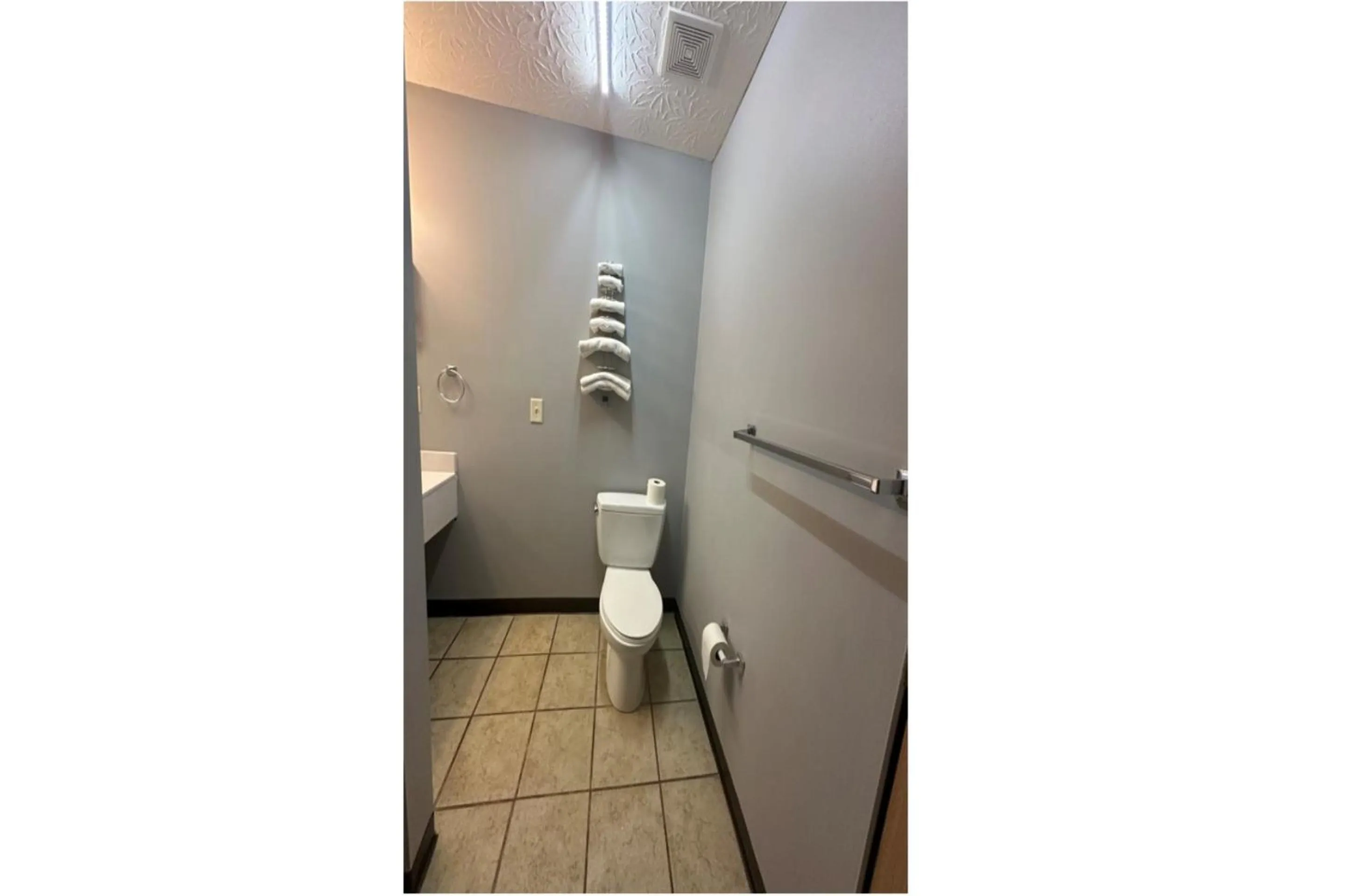 Bathroom in Fairway Inn Florence Indiana