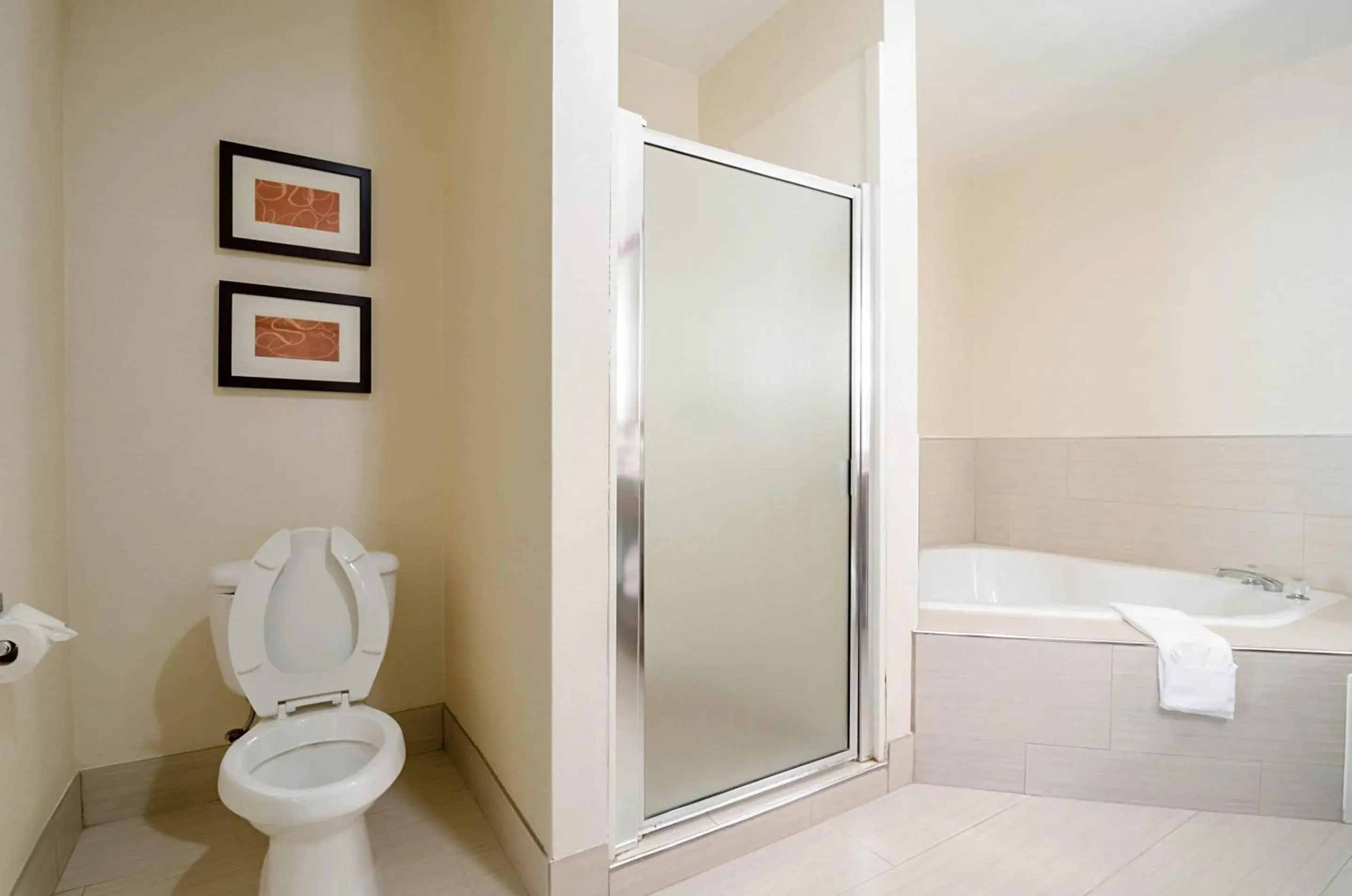 Bedroom in Comfort Suites Innsbrook - Short Pump Bedroom in Comfort Suites Innsbrook - Short Pump