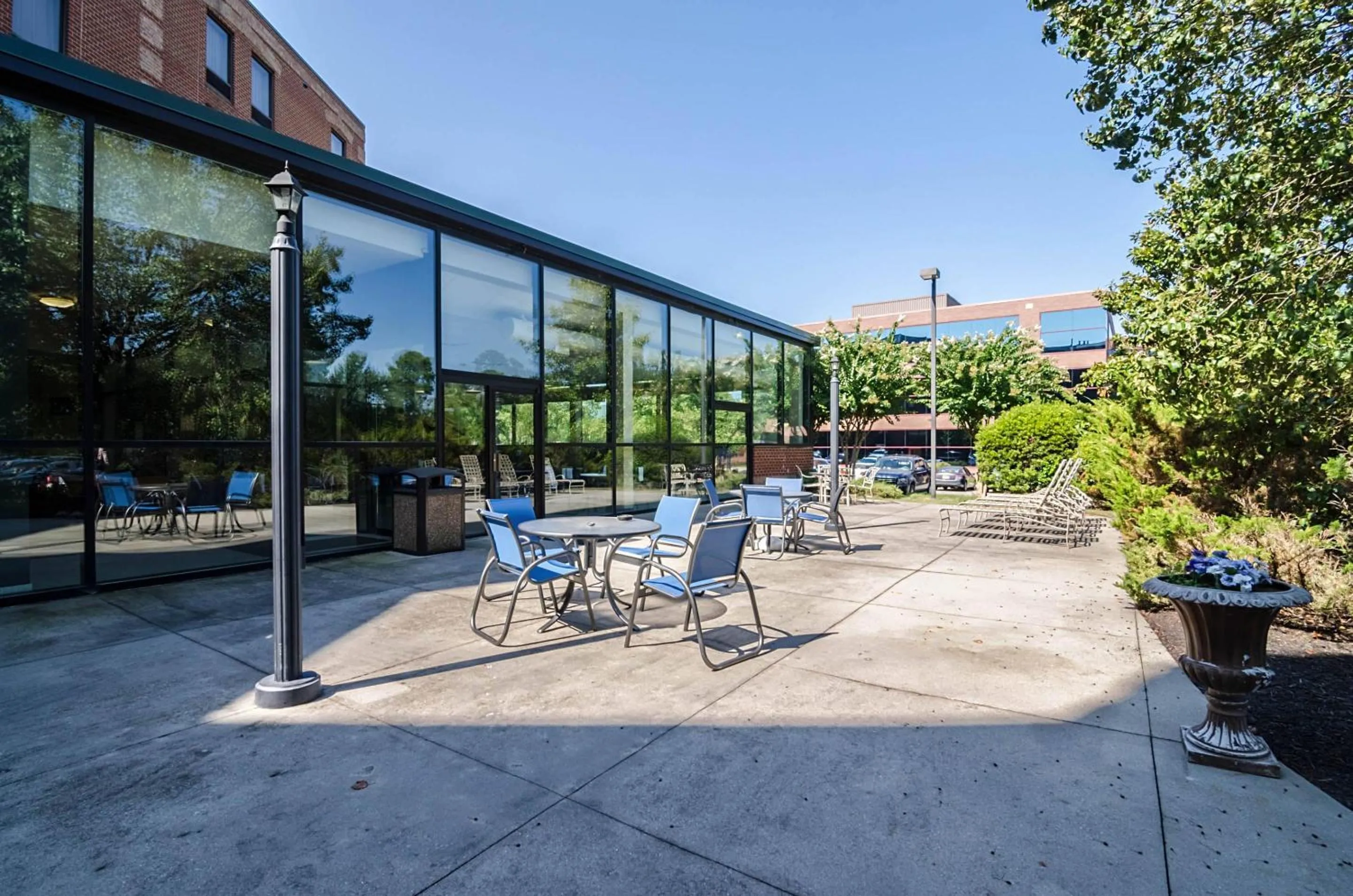 Swimming pool in Comfort Suites Innsbrook - Short Pump