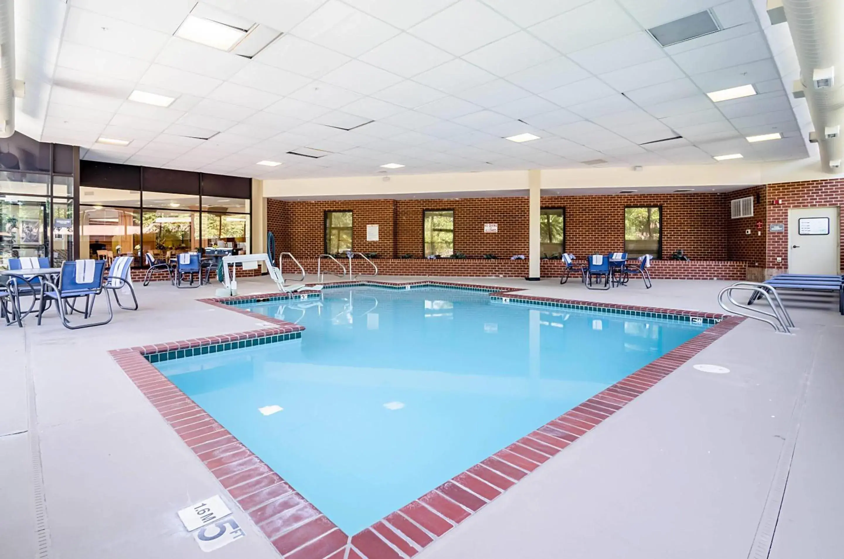 Swimming pool in Comfort Suites Innsbrook - Short Pump Swimming pool in Comfort Suites Innsbrook - Short Pump