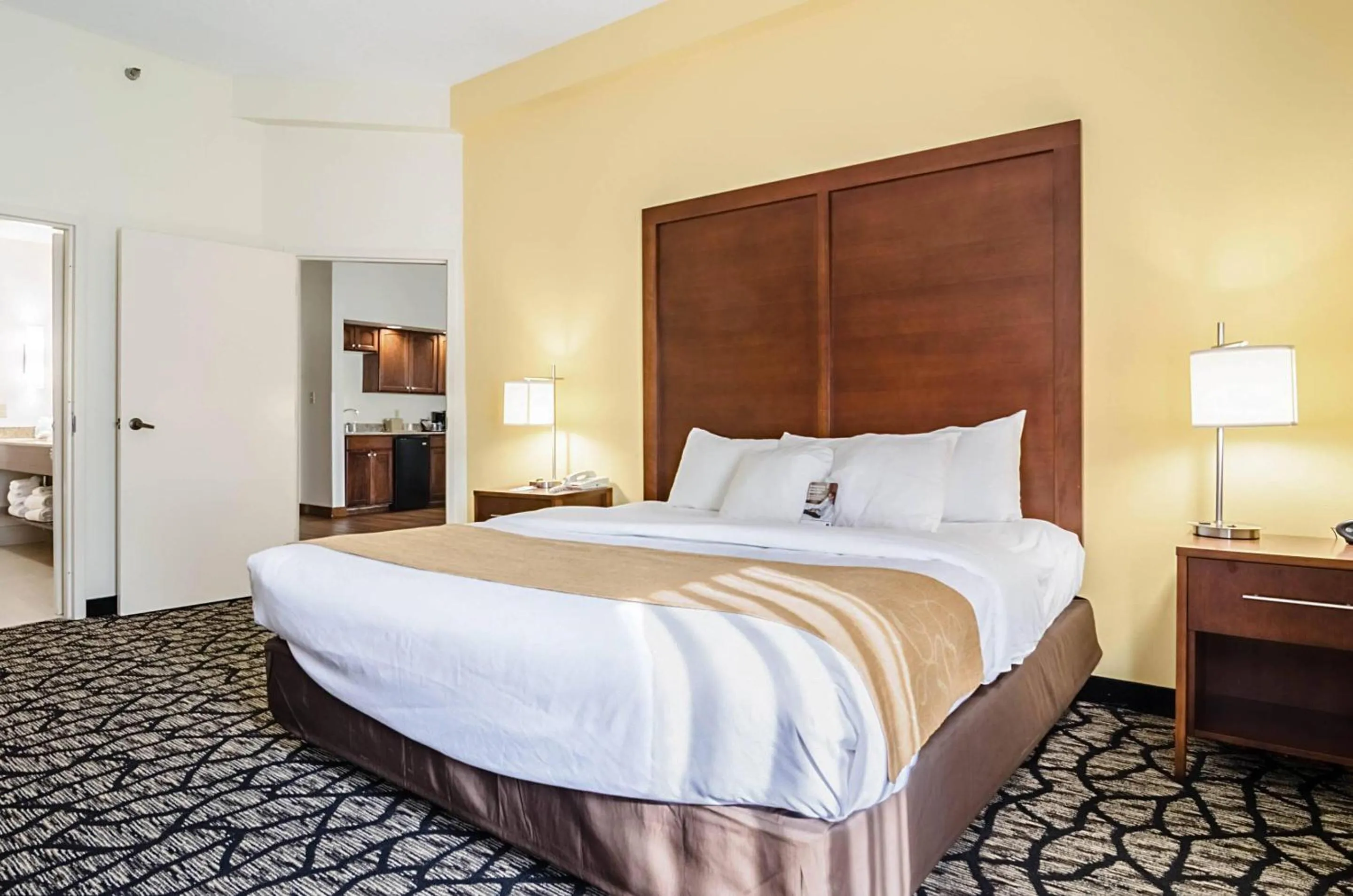 Bedroom, Bed in Comfort Suites Innsbrook - Short Pump