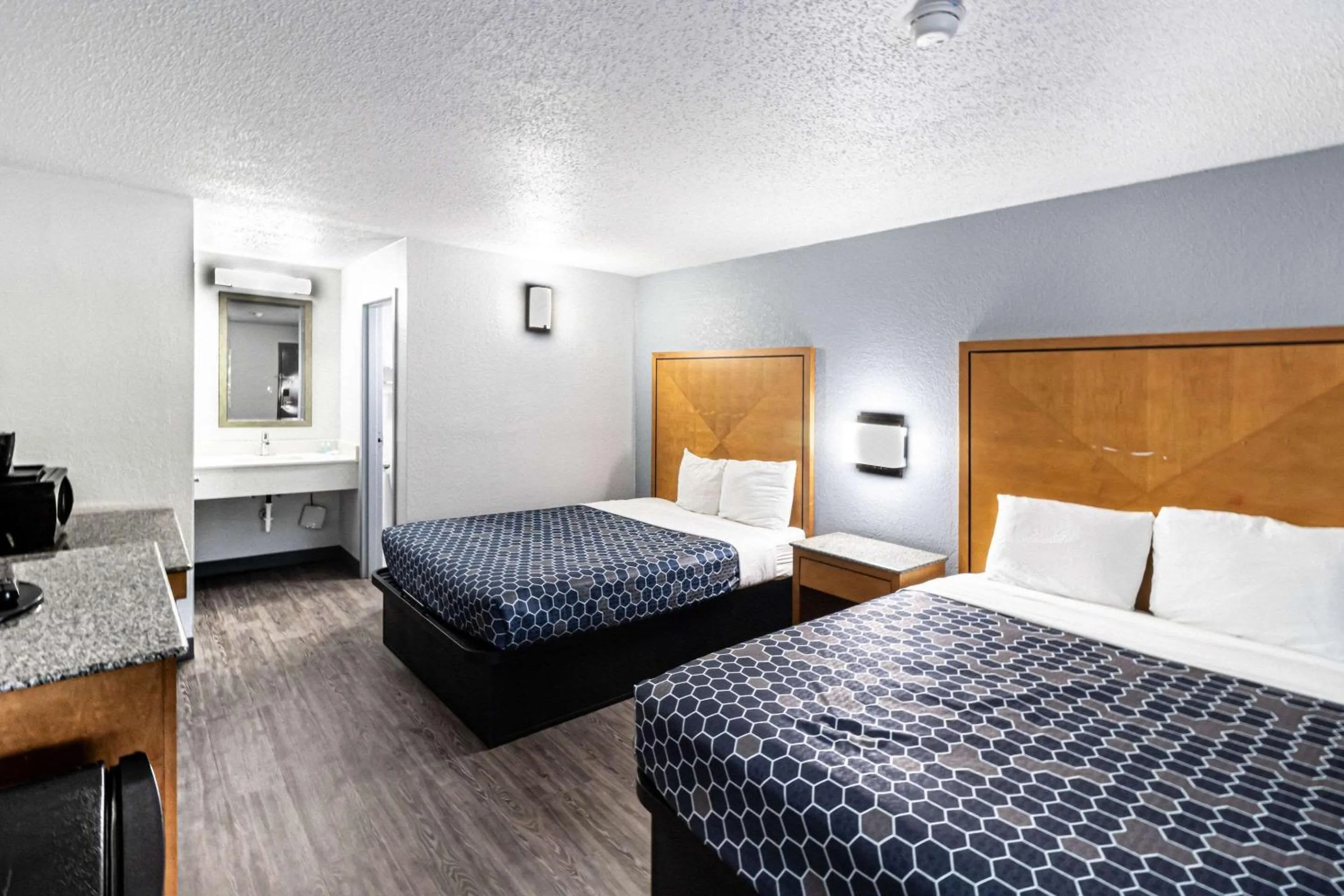 Bedroom, Bed in Rodeway Inn At Fort Lee
