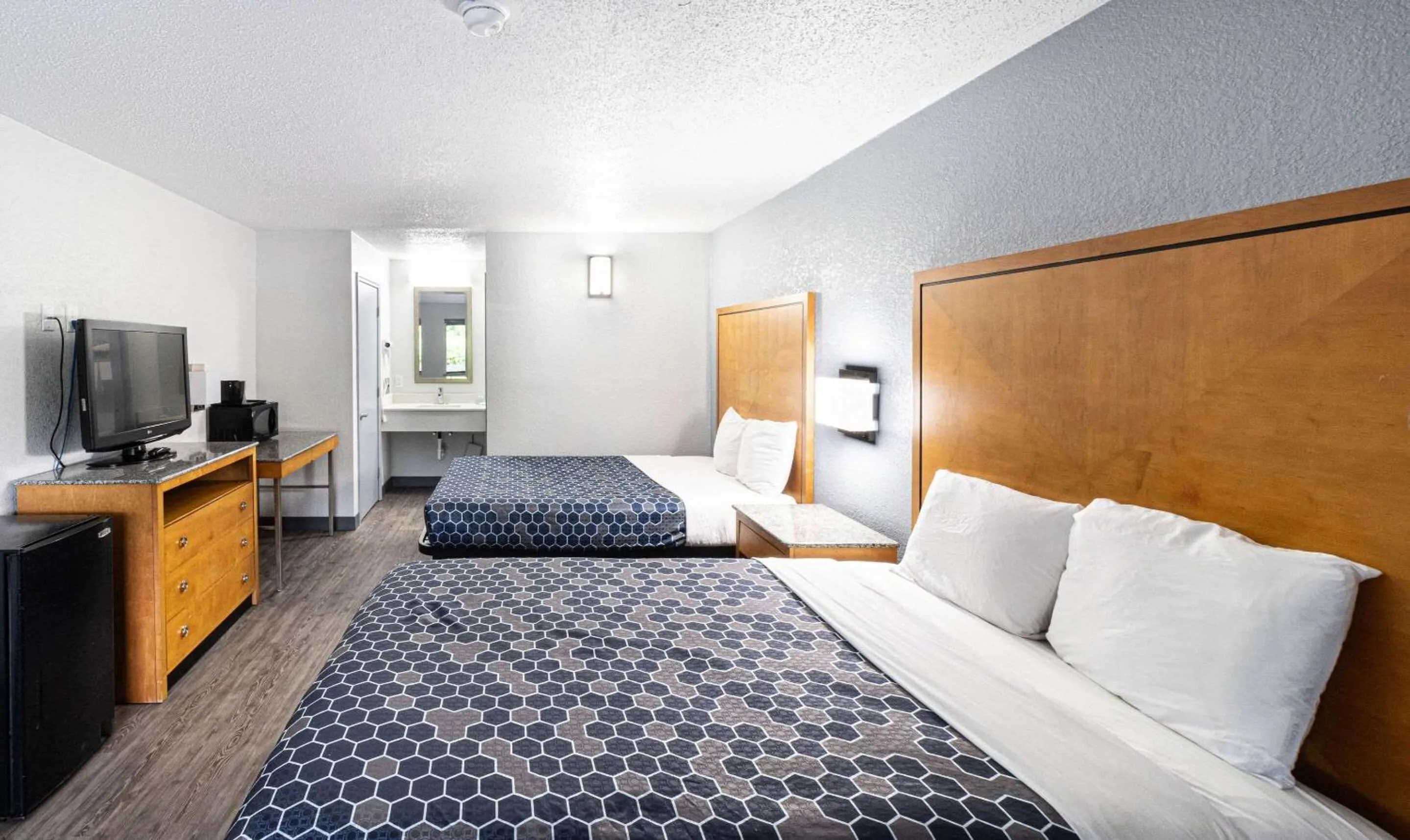 Bedroom, Bed in Rodeway Inn At Fort Lee