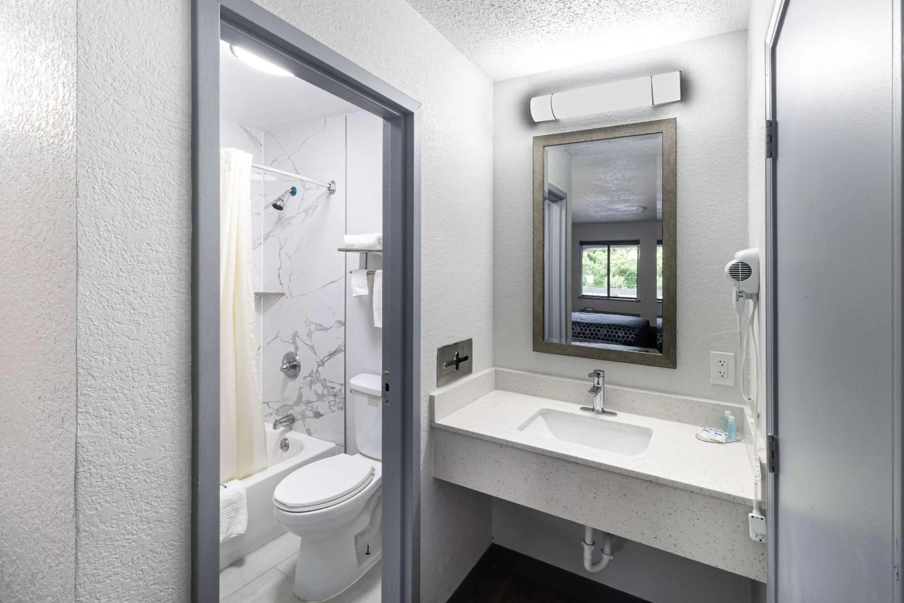 Bedroom in Rodeway Inn At Fort Lee