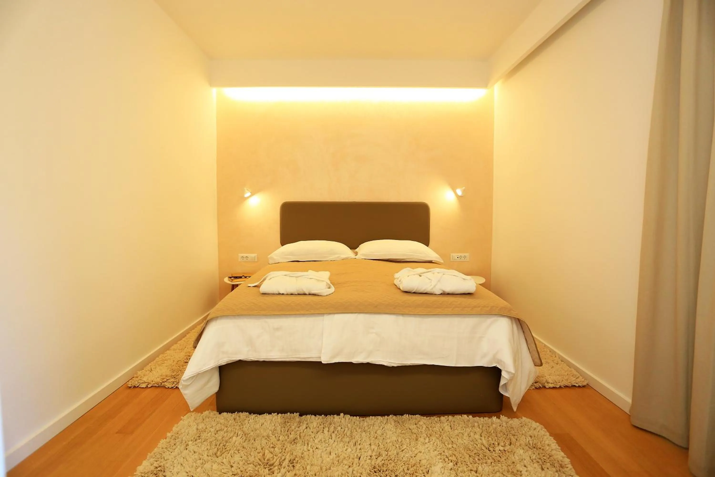 Bed in Lotos