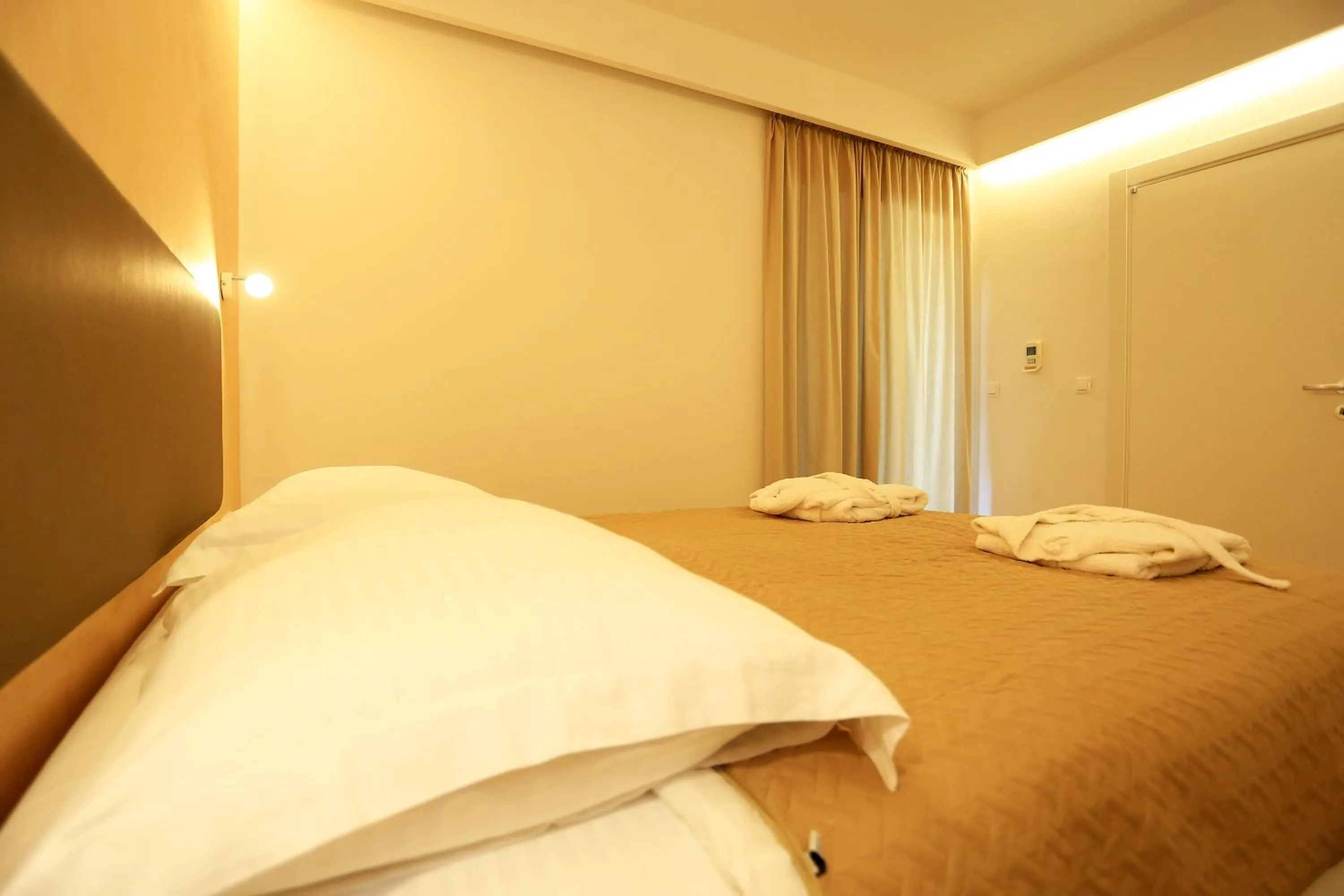 Bed in Lotos