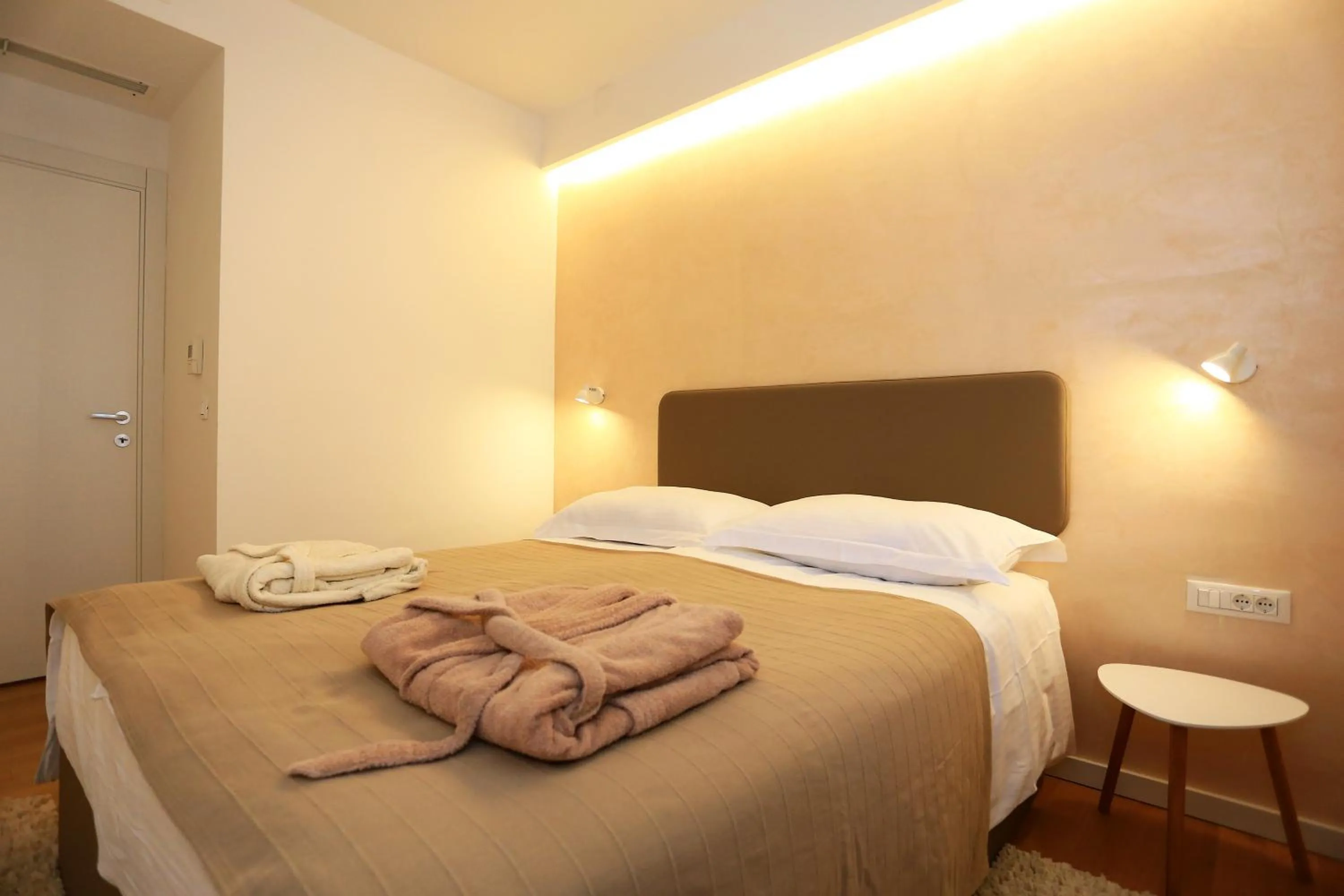 Bed in Lotos