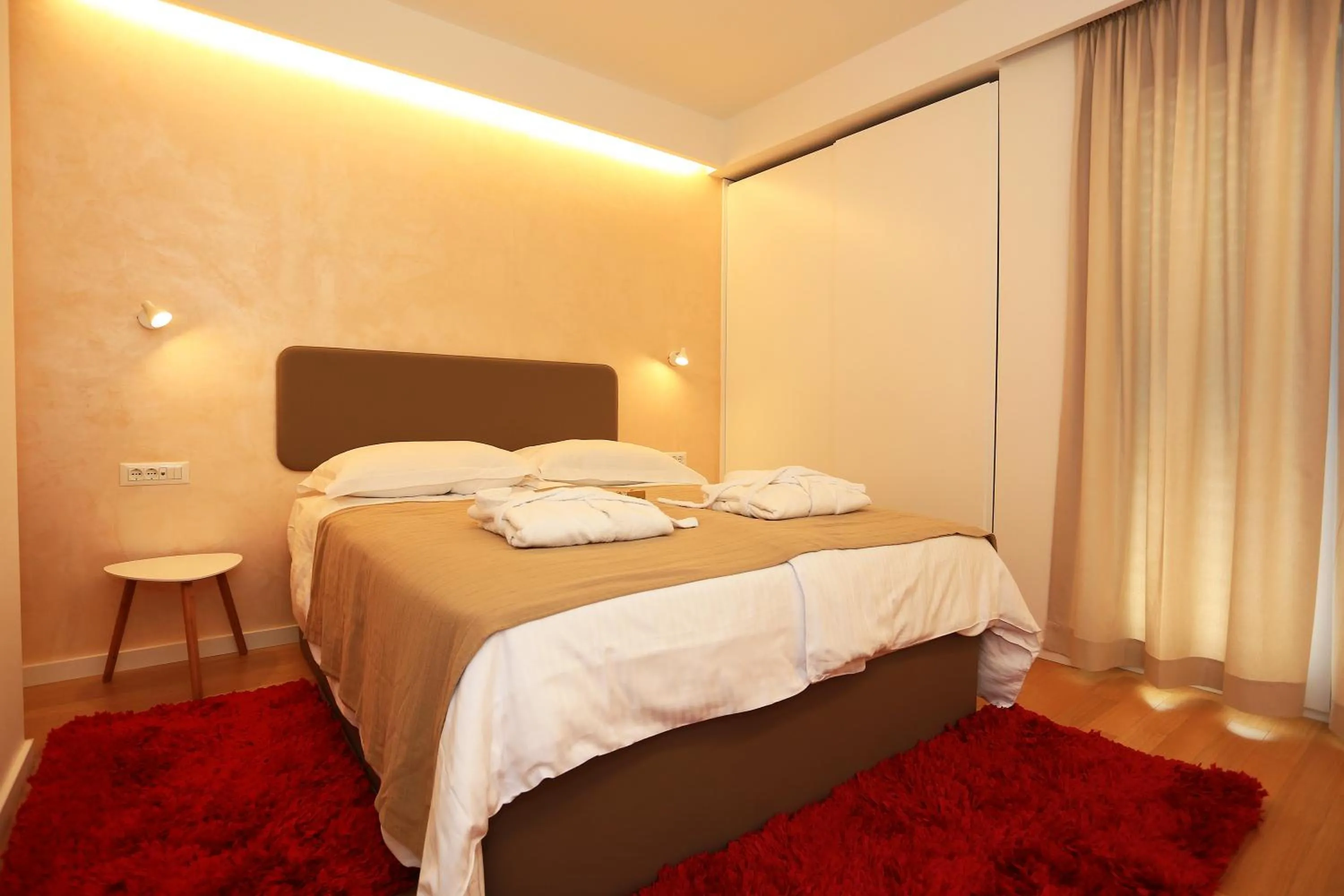 Bed in Lotos