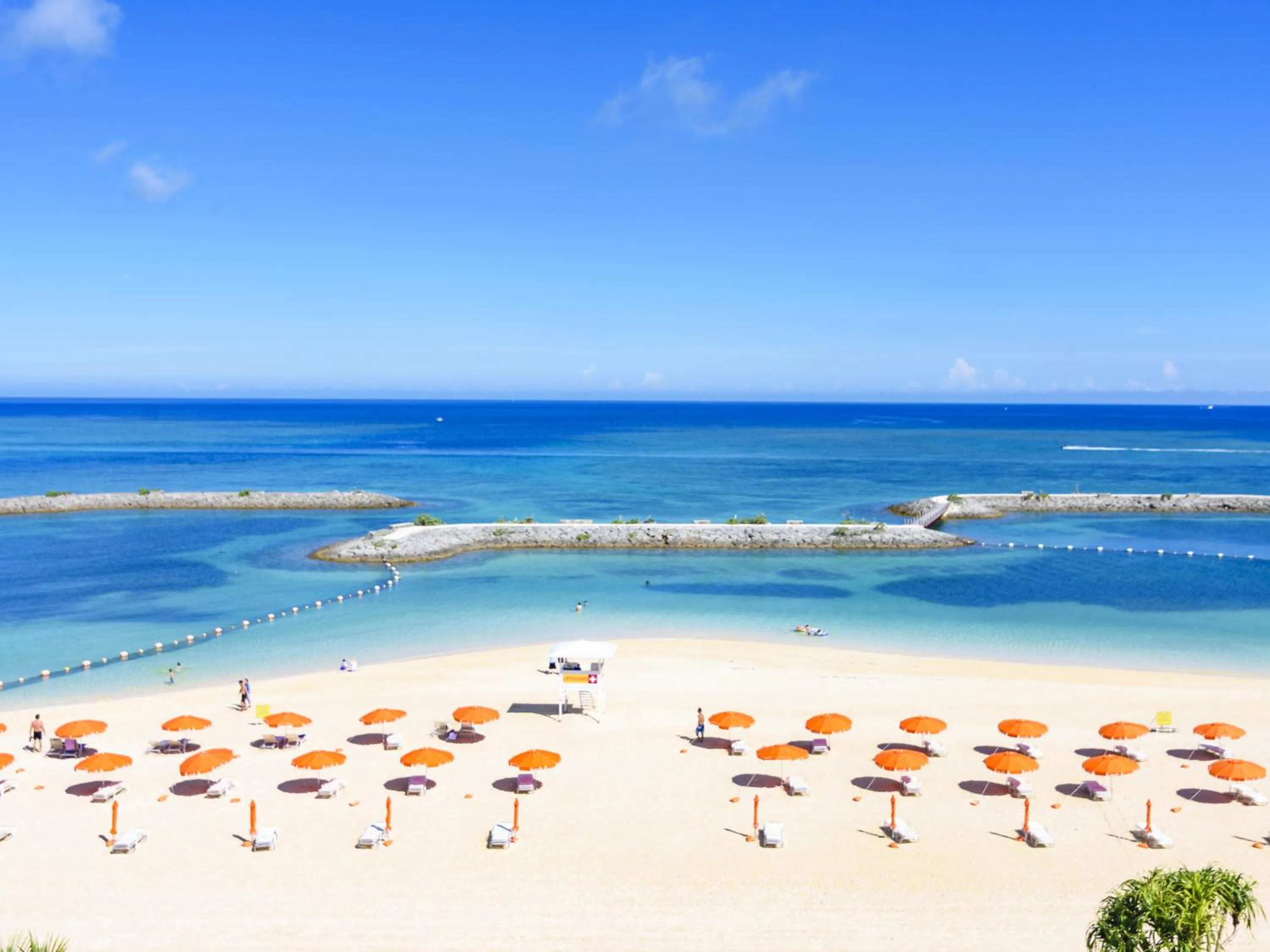 Beach in Sheraton Okinawa Sunmarina Resort