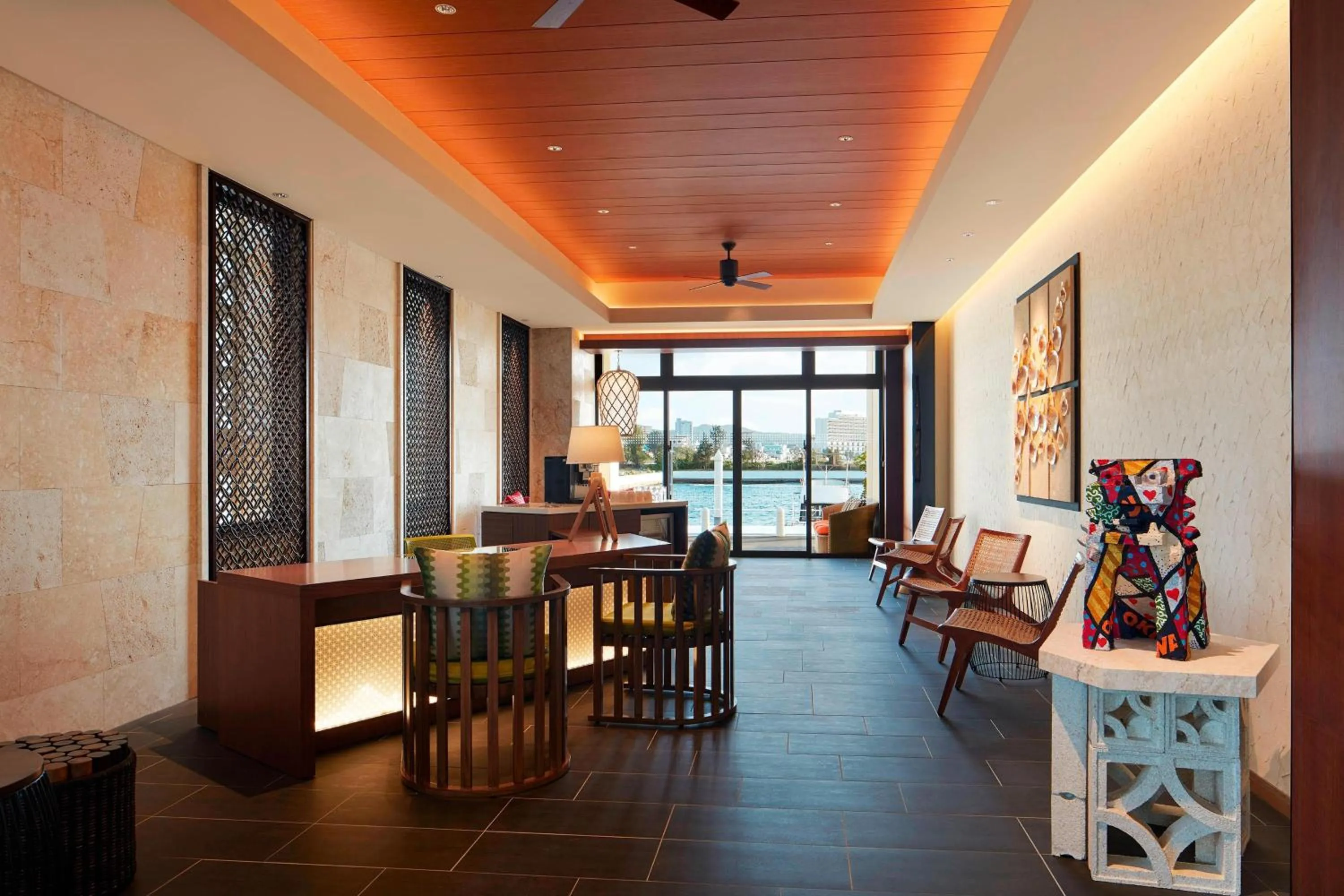 Lounge or bar in Sheraton Okinawa Sunmarina Resort